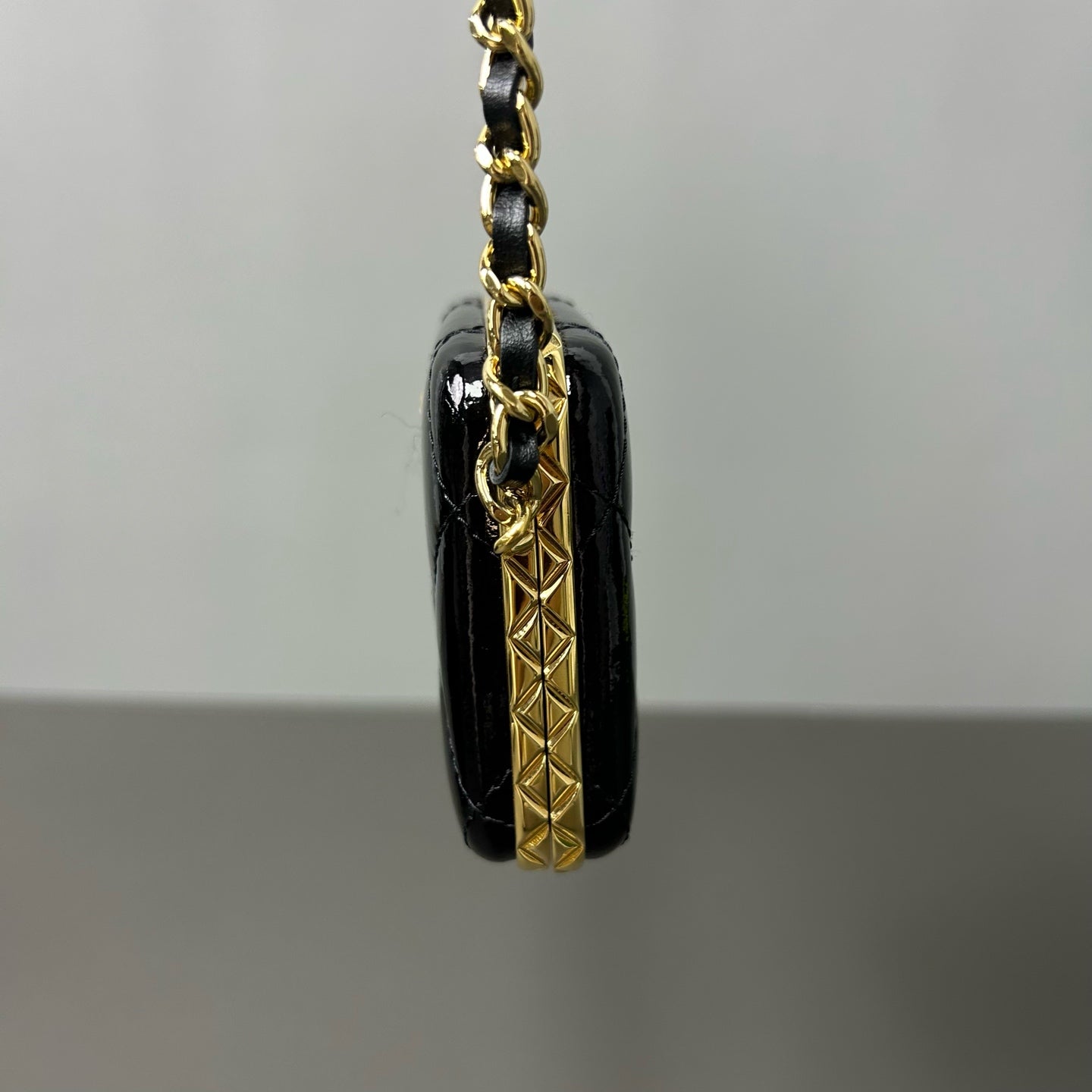 Chanel - Metiers d'Art Clasp Chain Card Holder Mini Bag - Patent leather - Black with gold-tone hardware - (mini)