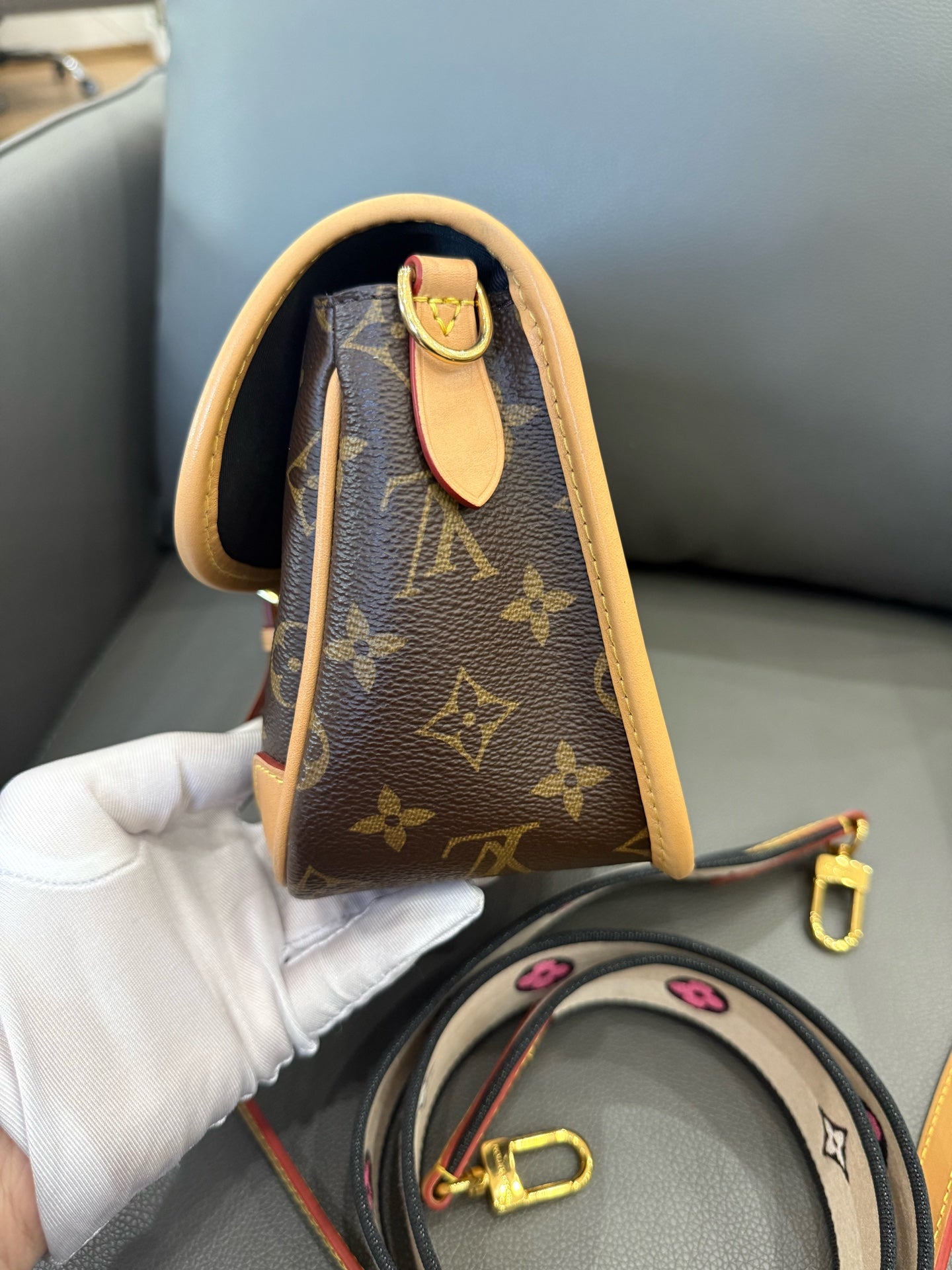 Louis Vuitton - Baguette Flap Bag - Monogram coated canvas with Vachetta leather trim - Brown - (small)