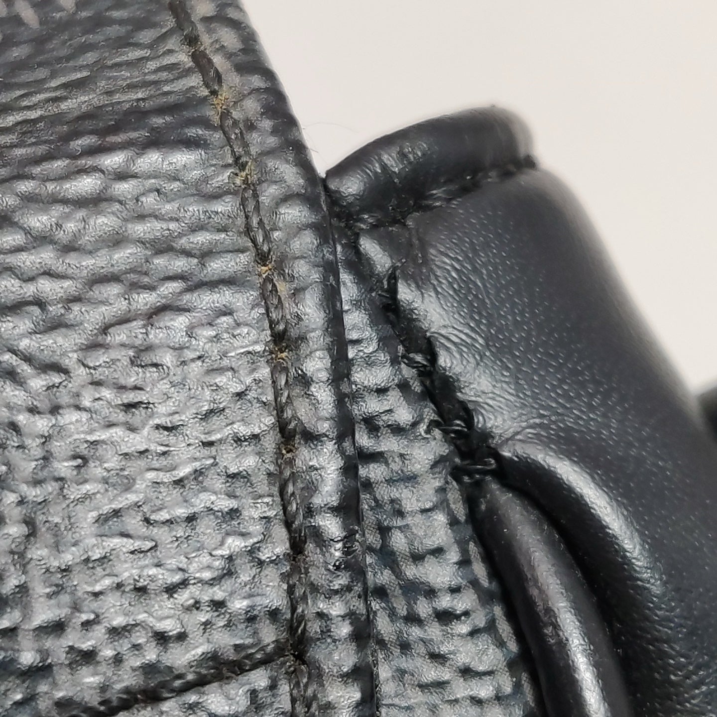 Louis Vuitton - District PM Messenger Bag - Damier Graphite canvas with leather trim - Grey - (small)