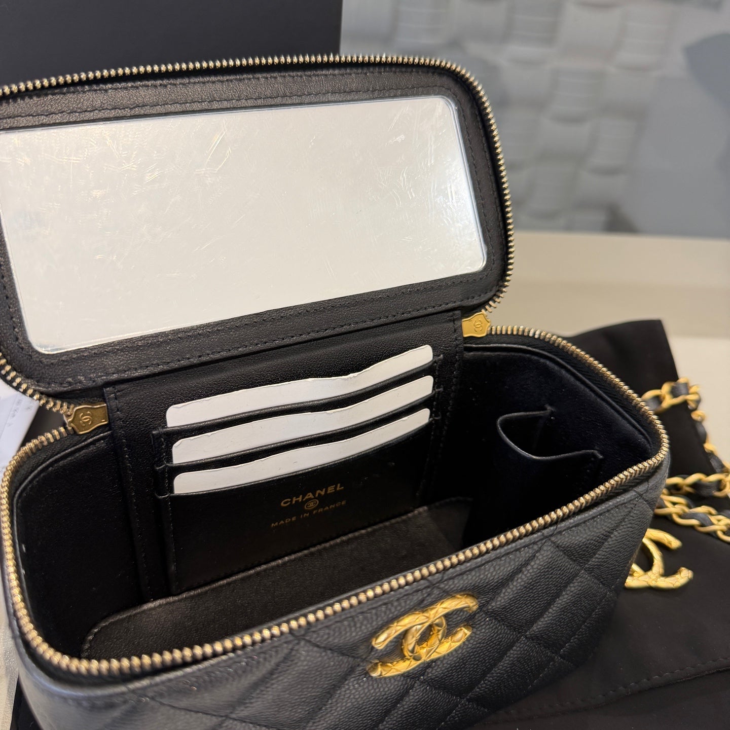 Chanel - 24S Small Quilted Vanity Case - Pearlescent caviar leather - Black - (mini)