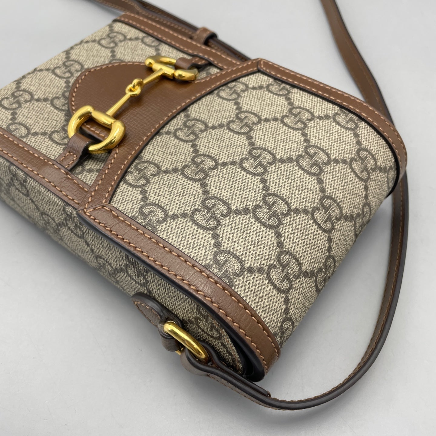Gucci - Horsebit 1955 Vertical Phone Bag - GG Supreme coated canvas with brown leather trim - Brown - (mini)
