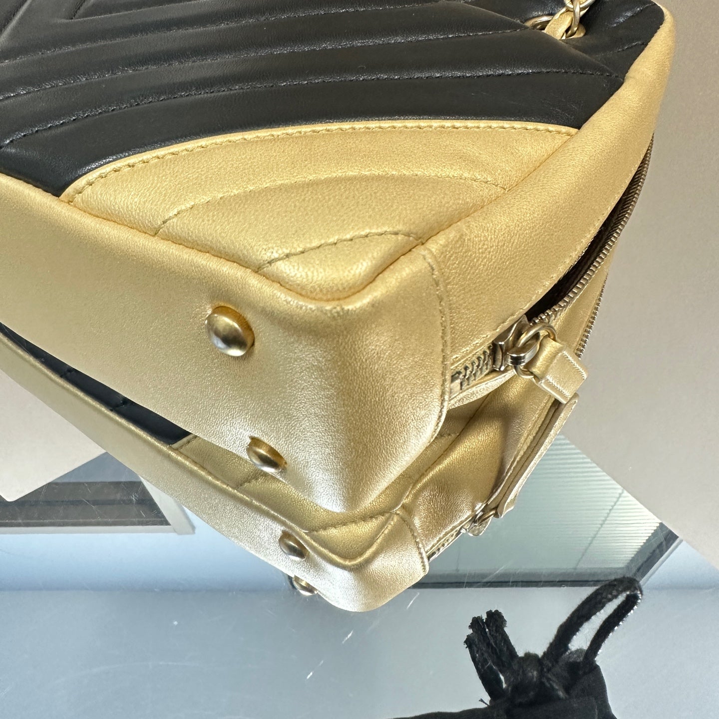 Chanel - Color-blocked V-Stitch Camera Bag - Leather - Multicolour - (Small)