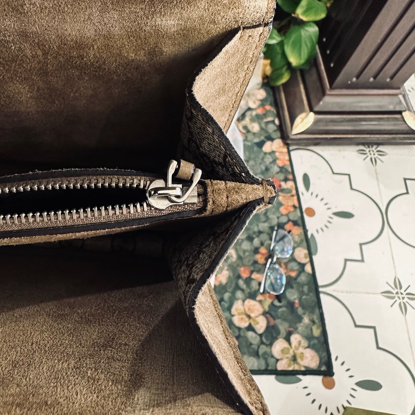 Gucci - Dionysus Medium Shoulder Bag - GG Supreme canvas with suede trim and lining - Beige and Ebony with Camel suede - (Medium)
