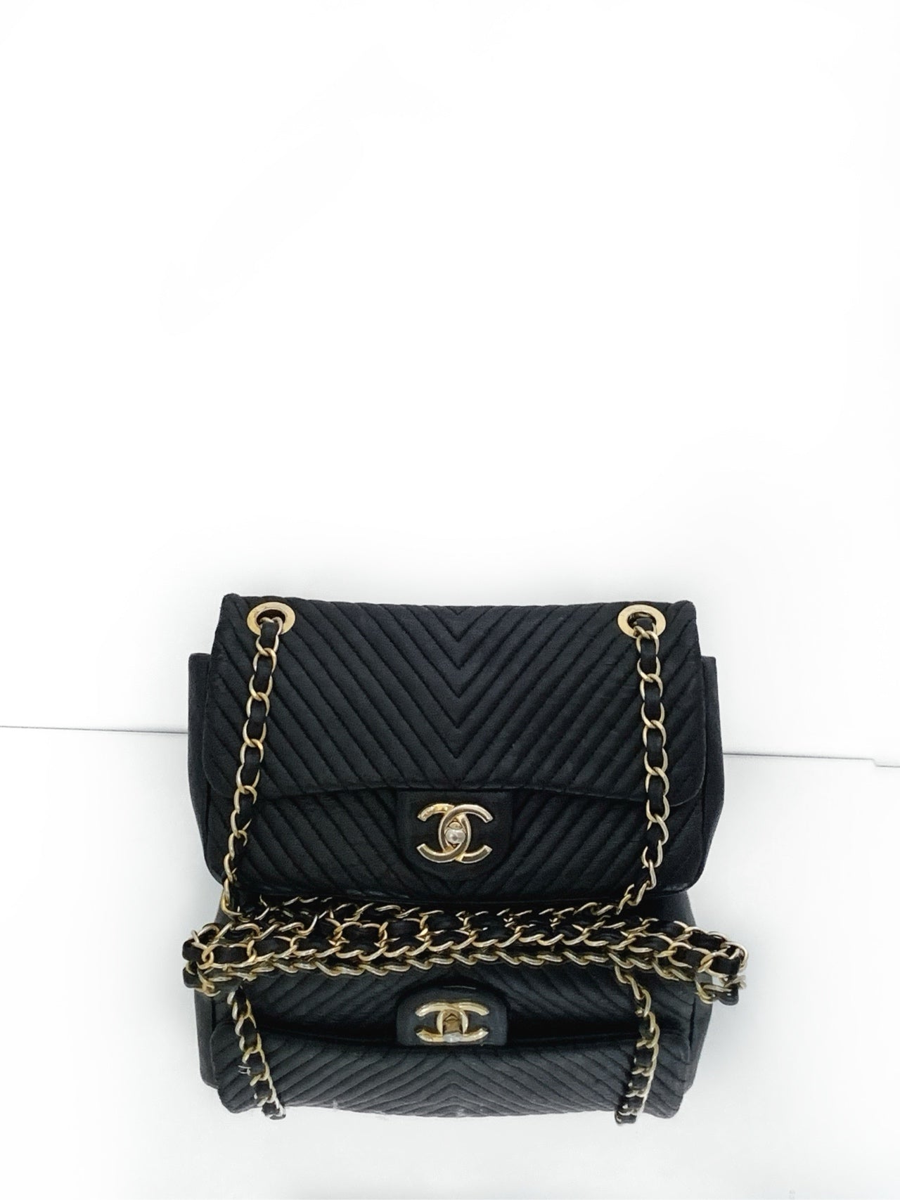 Chanel - CF Small V-Stitch Flap Bag - Leather - Black - (small)