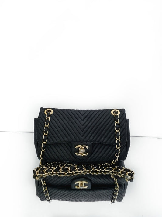 Chanel - CF Small V-Stitch Flap Bag - Leather - Black - (small)