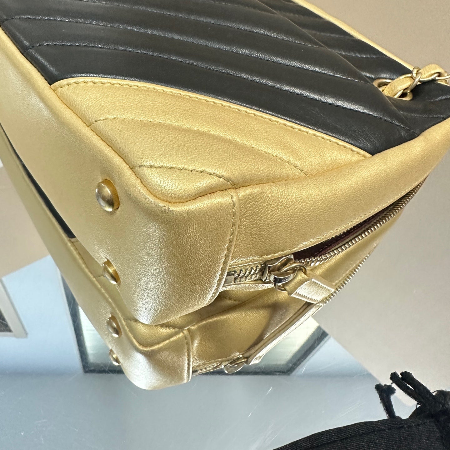 Chanel - V-Quilted Camera Bag - Leather - Black and Gold - (small)