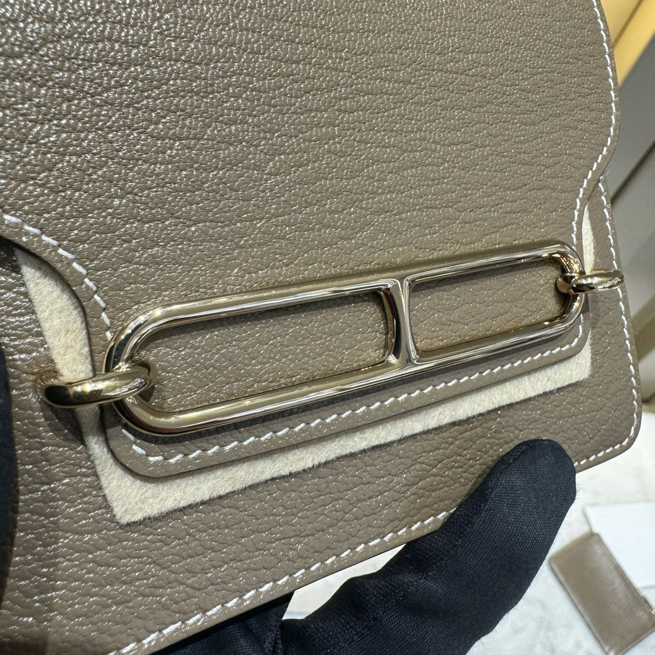 Hermès - Roulis Slim Compact - Chevre Mysore leather - Etoupe with Light Gold-Tone Hardware - (Mini)