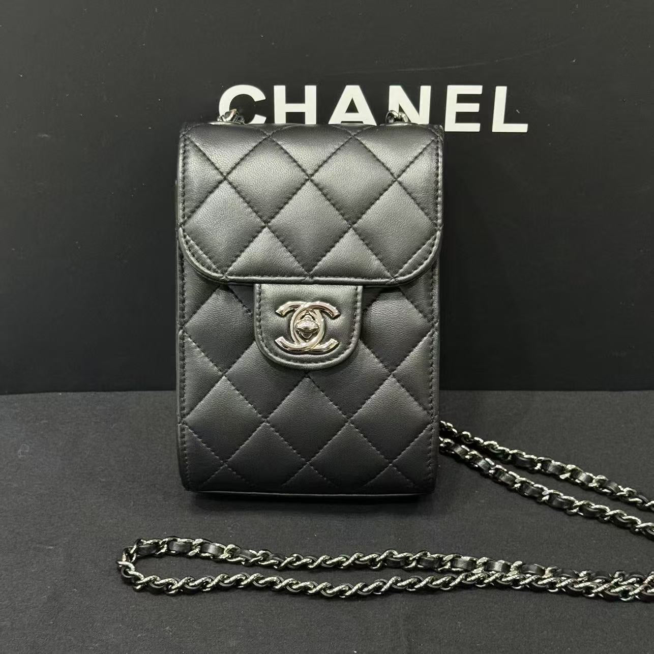 Chanel - Vertical Quilted Phone Holder with Chain - Lambskin leather - Black - (mini)