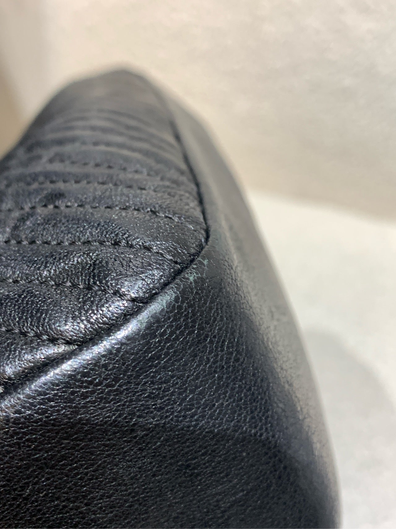 Chanel - CF Small V-Stitch Flap Bag - Leather - Black - (small)