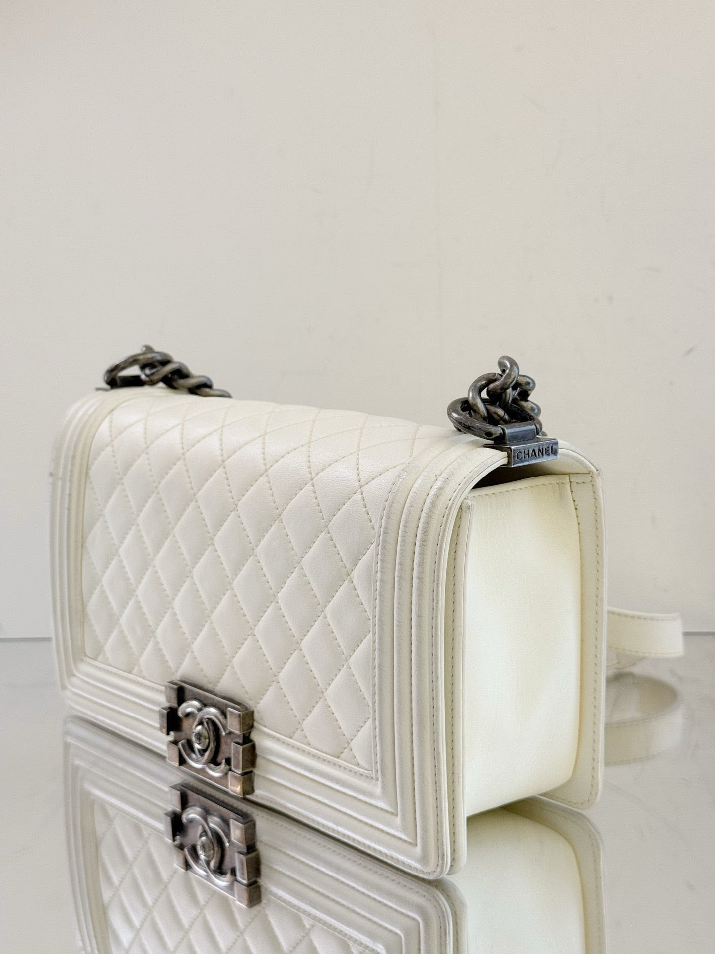 Chanel - Boy Bag - Calfskin leather - White - (medium)