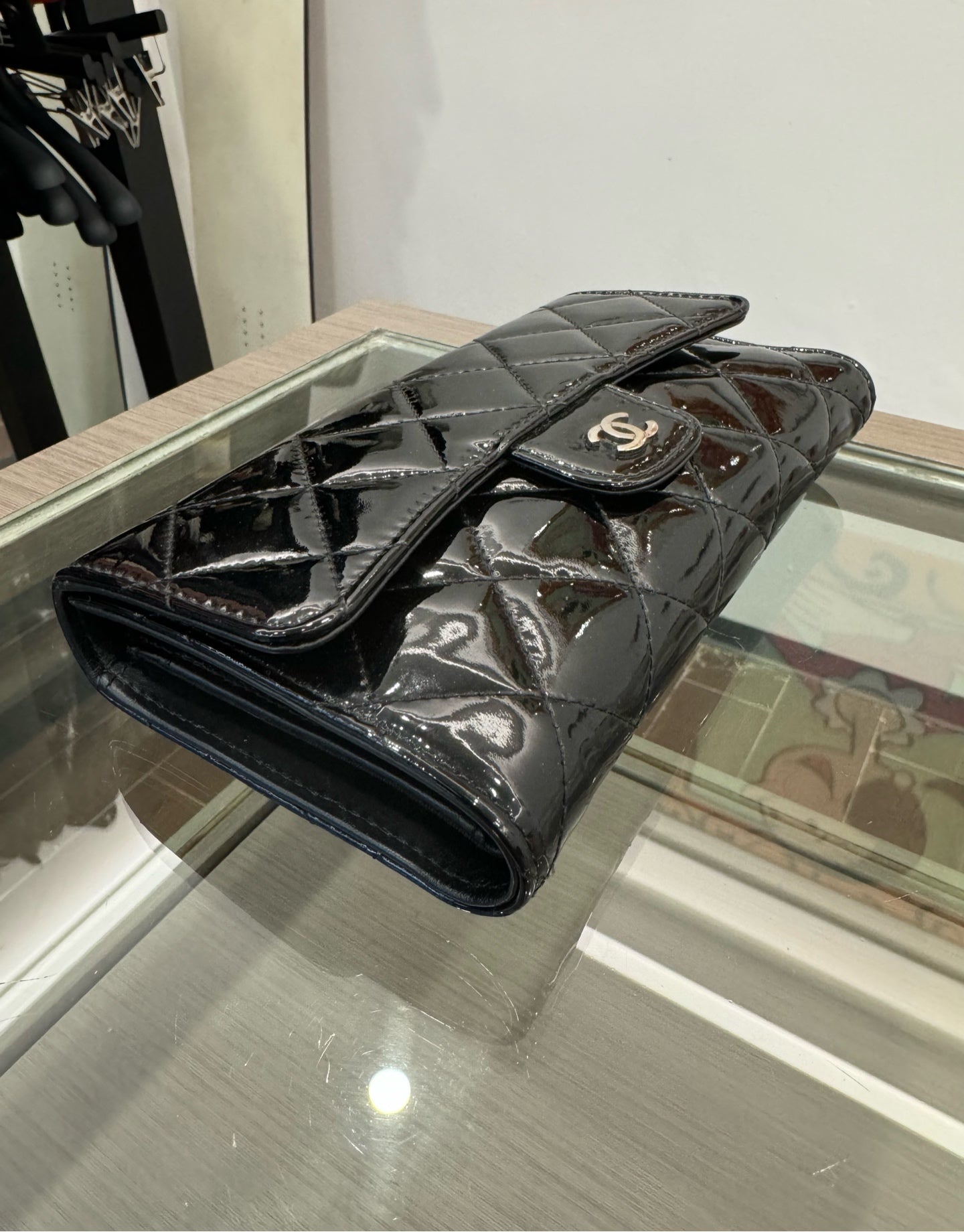 Chanel - Classic Flap Long Wallet - Patent leather - Black - (medium)