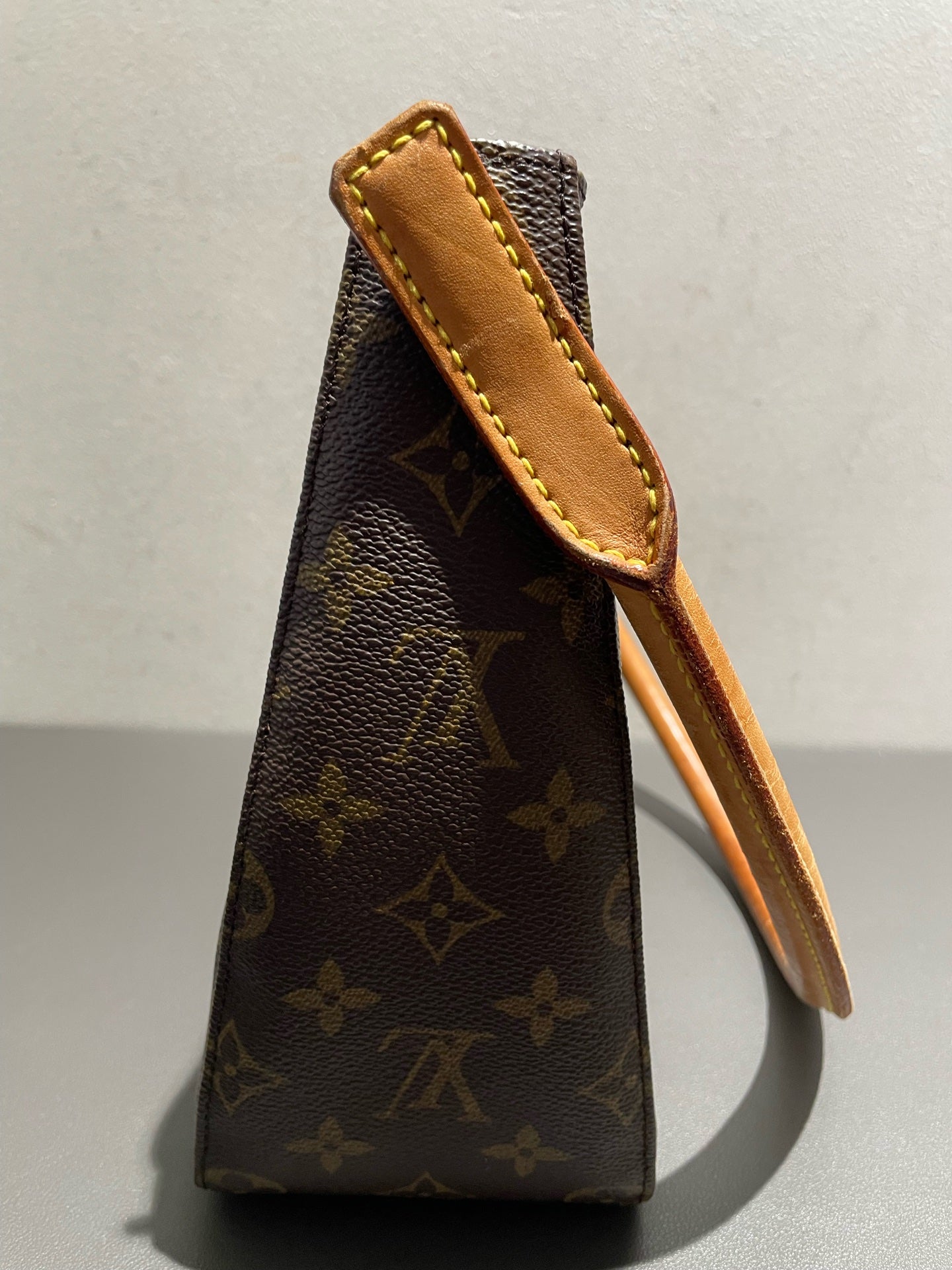 Louis Vuitton - Looping MM - Monogram coated canvas with natural cowhide leather (vachetta) trim - Brown - (Medium)