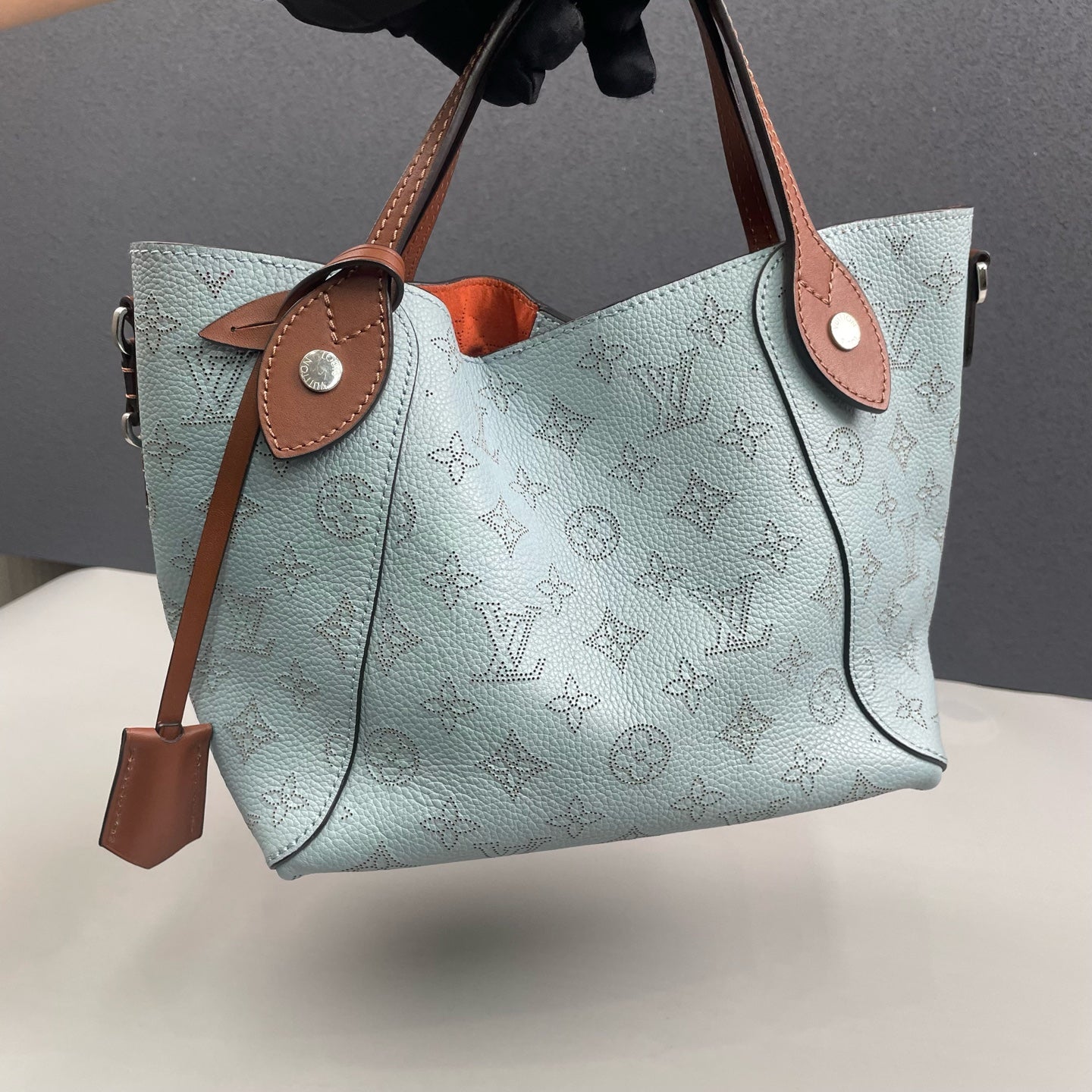 Louis Vuitton - Hina PM Bucket Bag - Perforated Mahina leather with natural leather trim - Blue - (small)