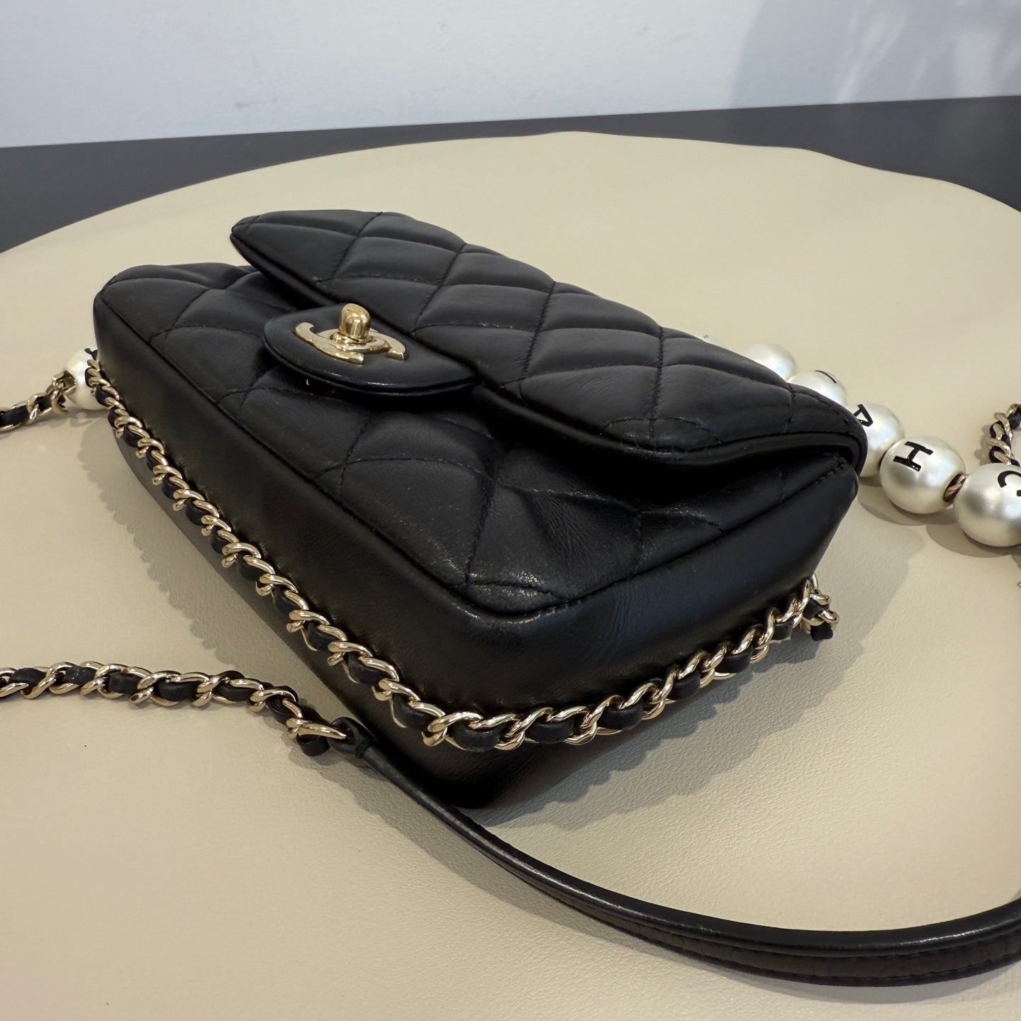 Chanel - Mini Flap Bag with Pearl Chain - Lambskin leather - Black - (mini)
