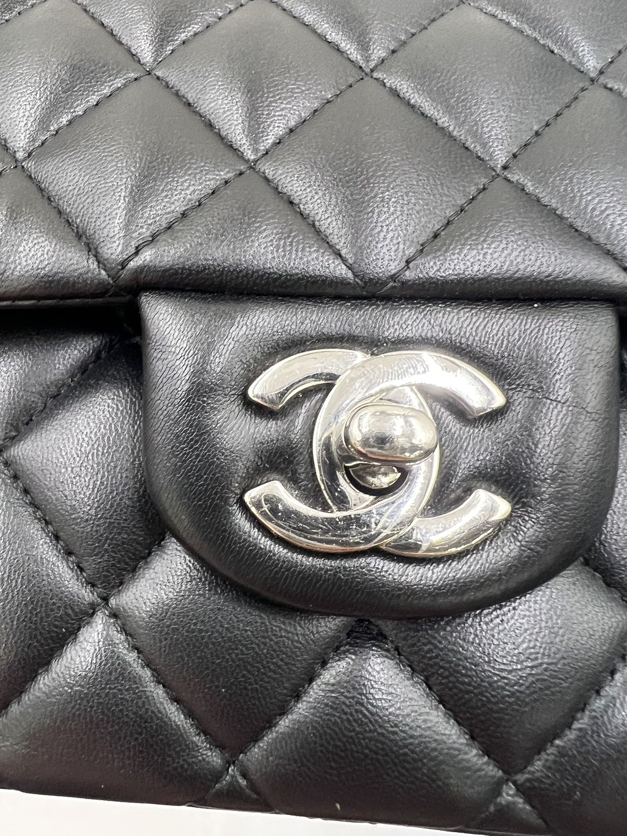 Chanel - Classic Flap - Lambskin leather - Black - (Medium)