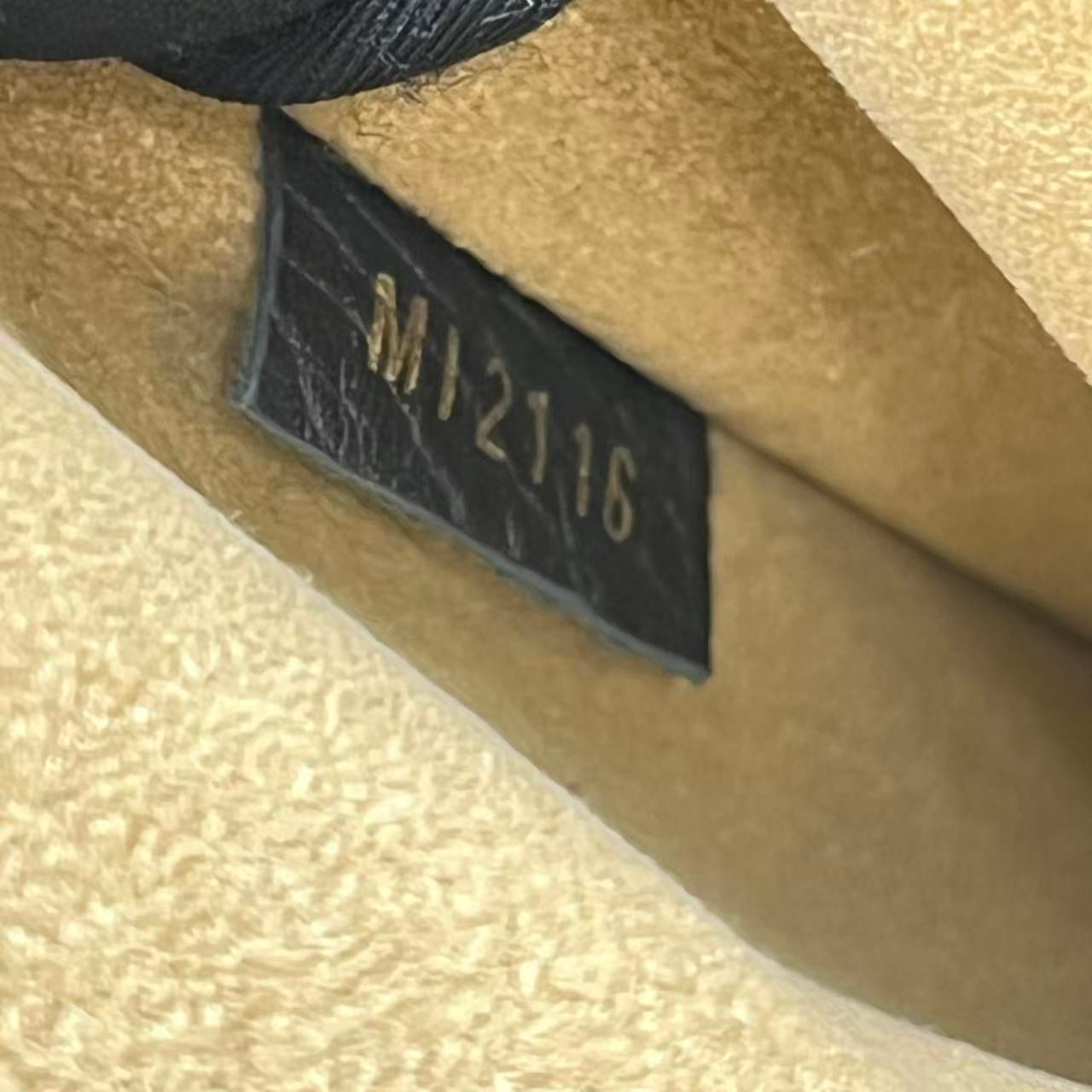 Louis Vuitton - Volta - Grained leather - Black - (Medium)