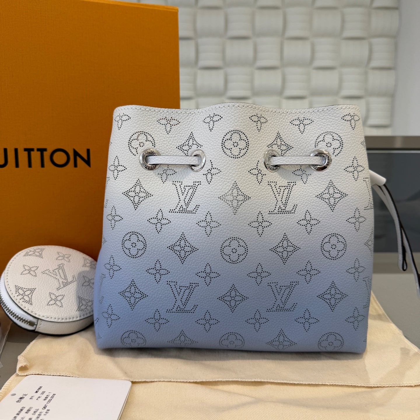 Louis Vuitton - Bella Bucket Bag - Perforated Mahina leather - Gradient White to Blue - (medium)