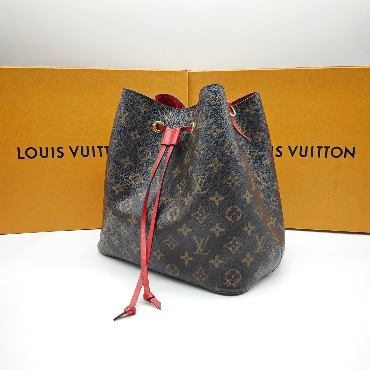 Louis Vuitton - Neonoe MM - Monogram coated canvas with cowhide leather trim - Brown with Red accents - (Medium)