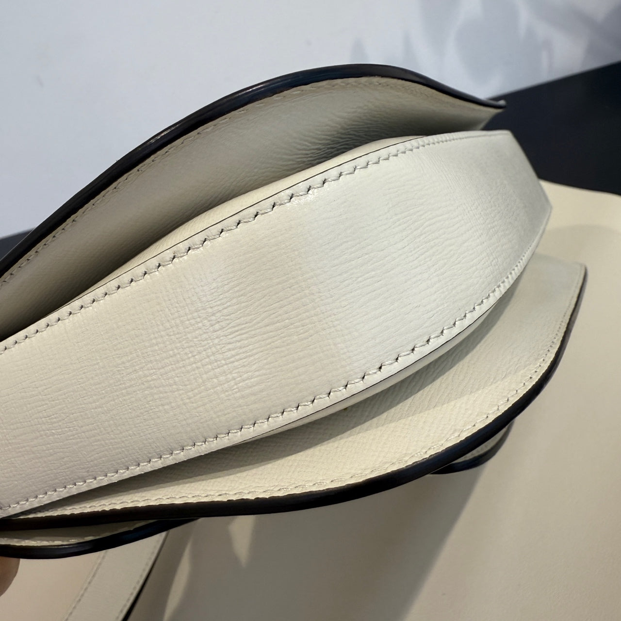 Gucci - Horsebit 1955 Messenger Bag - Textured leather - White with black trim - (medium)
