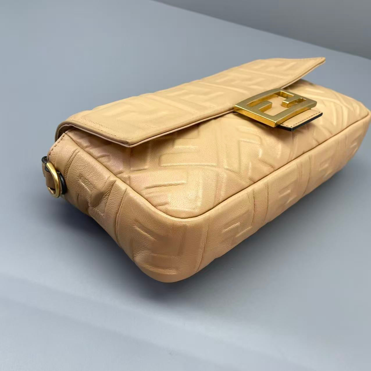 Fendi - Baguette - Leather - Beige - (medium)