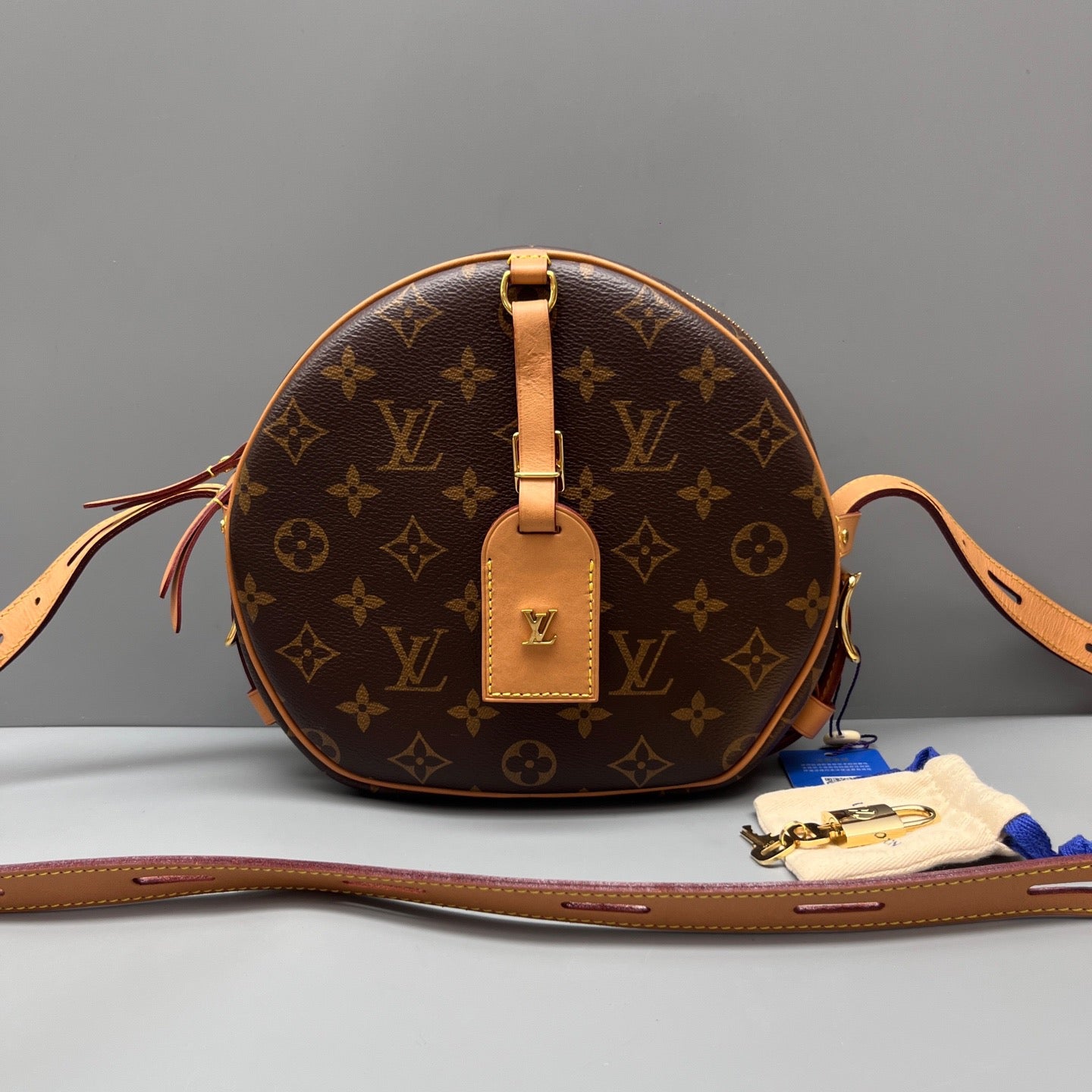 Louis Vuitton - Boite Chapeau Souple - Monogram coated canvas with natural cowhide leather trim - Brown - (Large)
