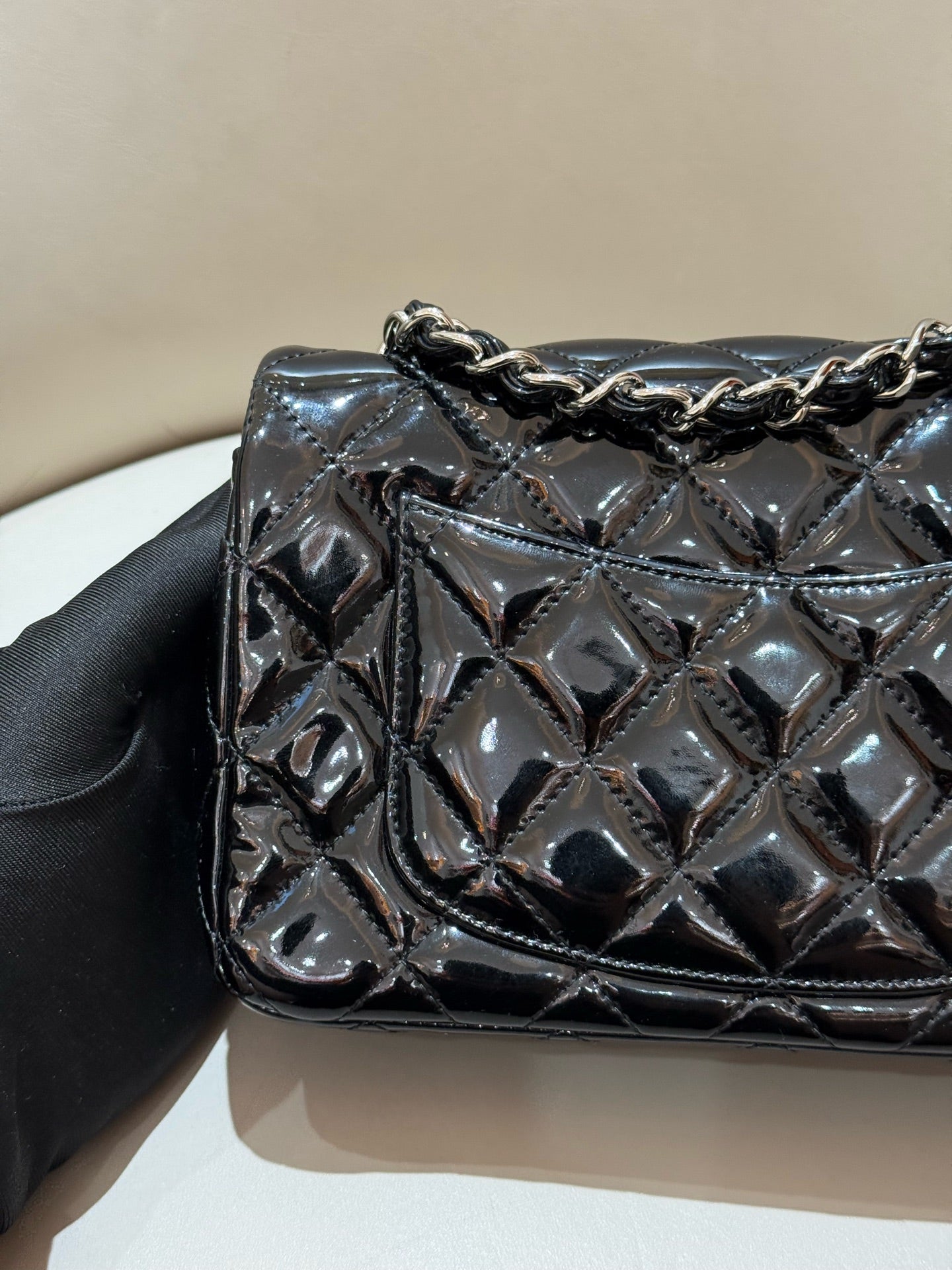 Chanel - Classic Flap Mini - Patent leather - Black - (mini)
