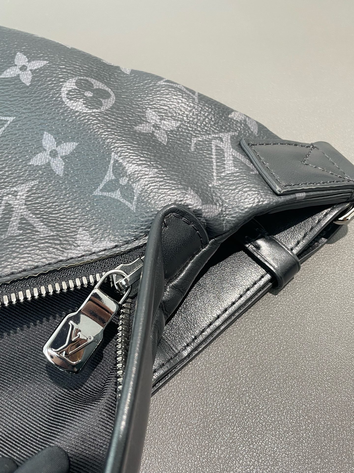 Louis Vuitton - Discovery Bum Bag - Monogram Eclipse coated canvas with leather trim - Black - (Medium)