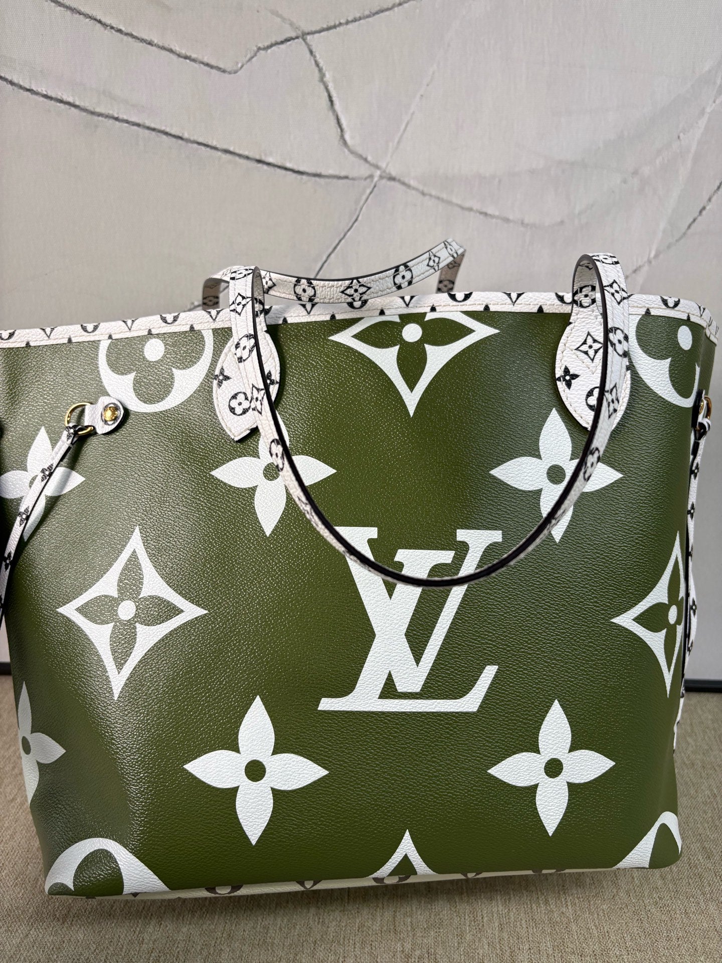 Louis Vuitton - Neverfull MM Summer Limited Edition - Monogram coated canvas with leather trim - Avocado Green and Beige with Off-White Accents - (Medium)