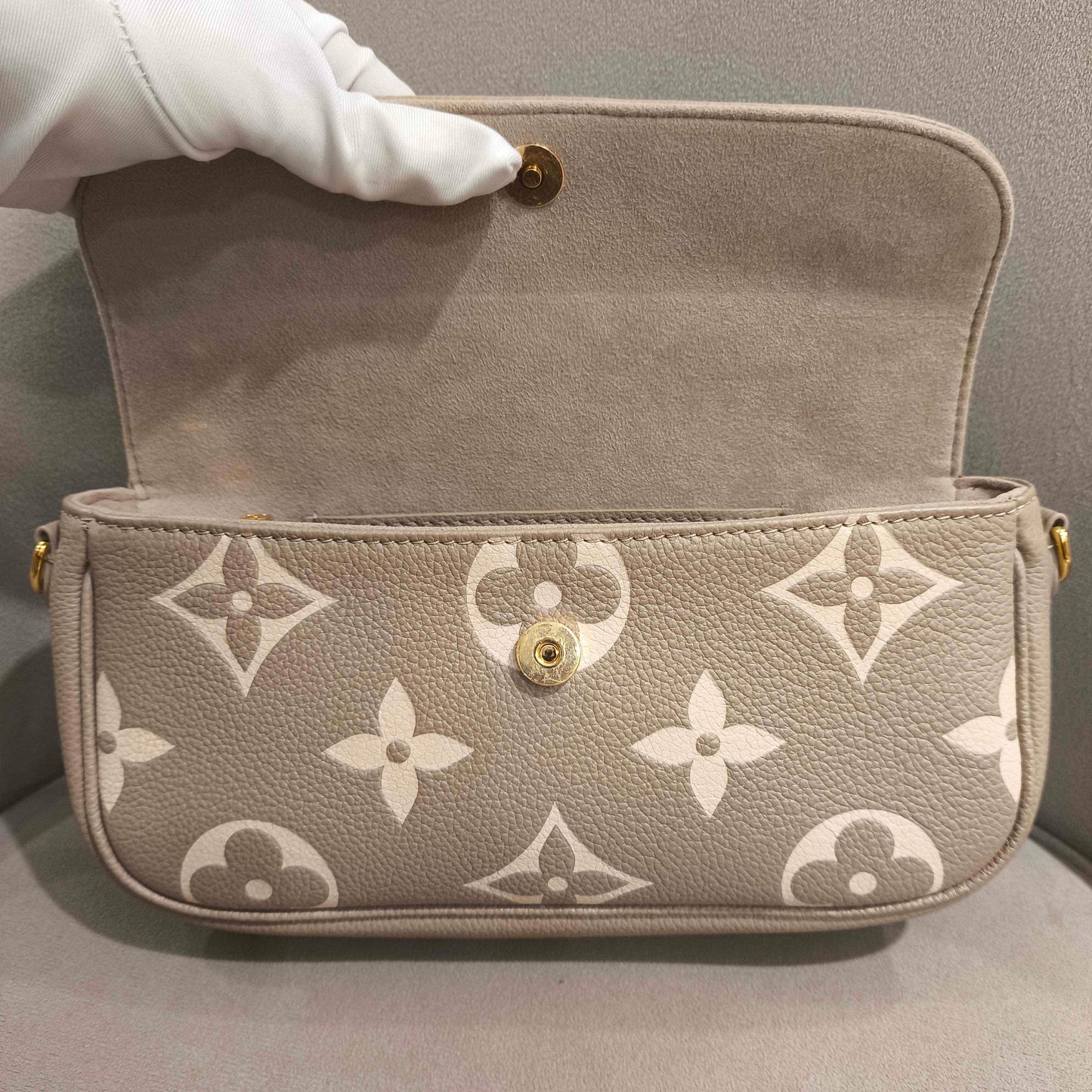 Louis Vuitton - Ivy Shoulder Bag - Embossed soft grained cowhide leather - Grey - (mini)