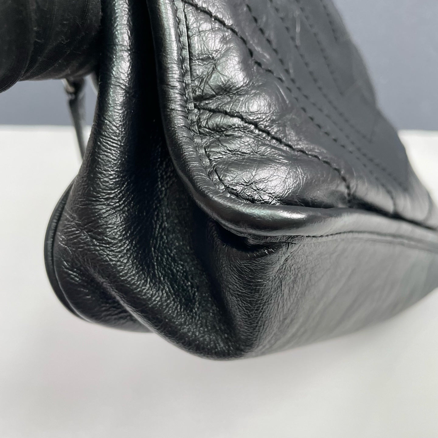 Saint Laurent - Niki Medium Chain Bag - Distressed calfskin leather - Black - (Medium)