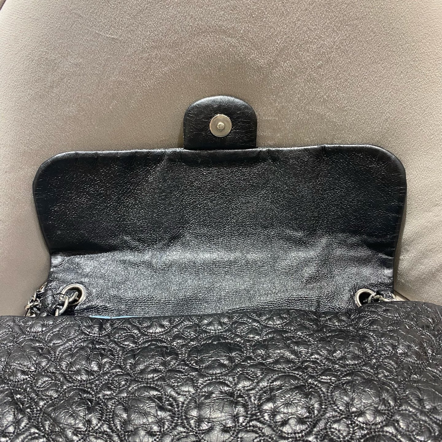 Chanel - Vintage Camellia Embossed Flap Bag - Leather - Black - (Medium)