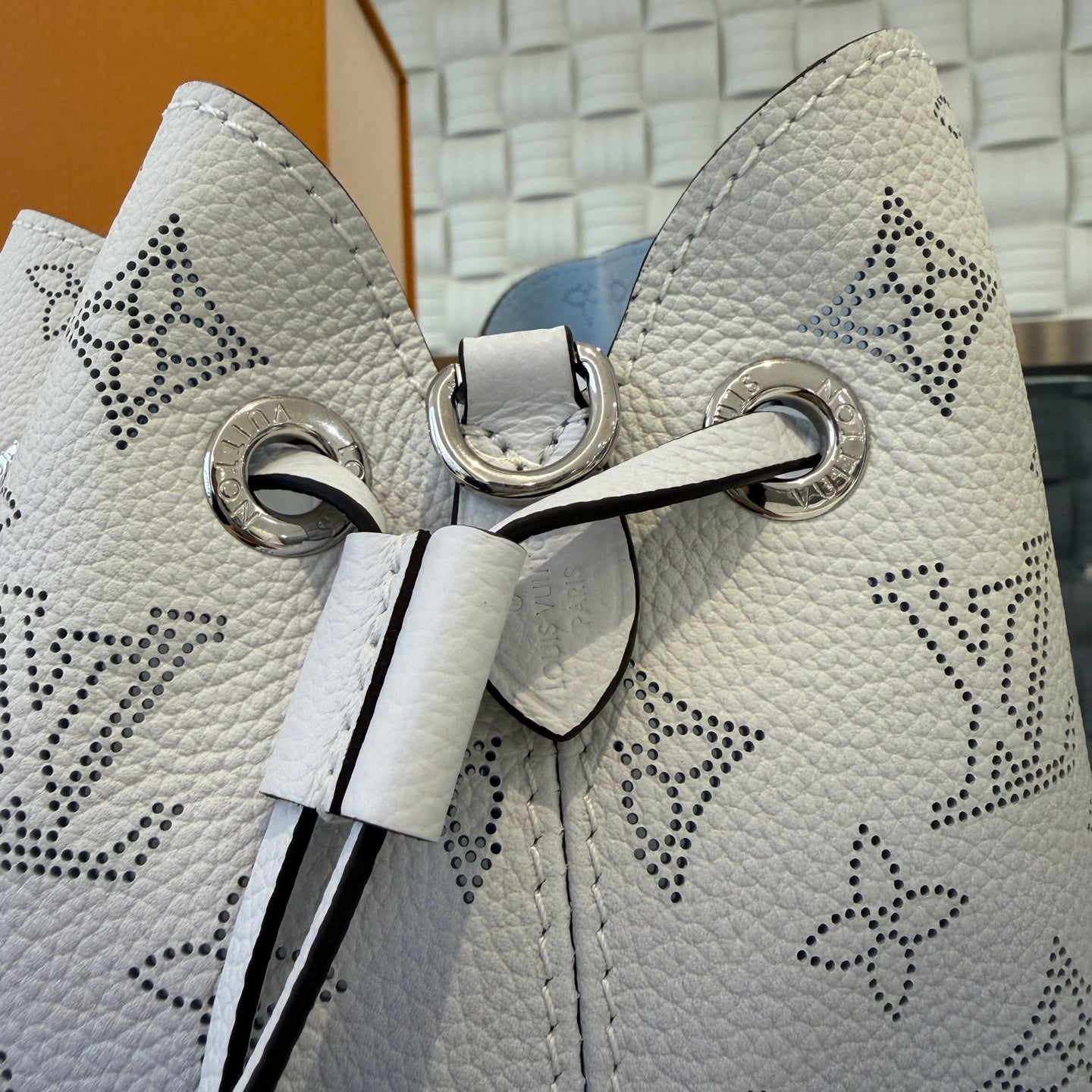 Louis Vuitton - Bella Bucket Bag - Perforated Mahina leather - Gradient White to Blue - (medium)