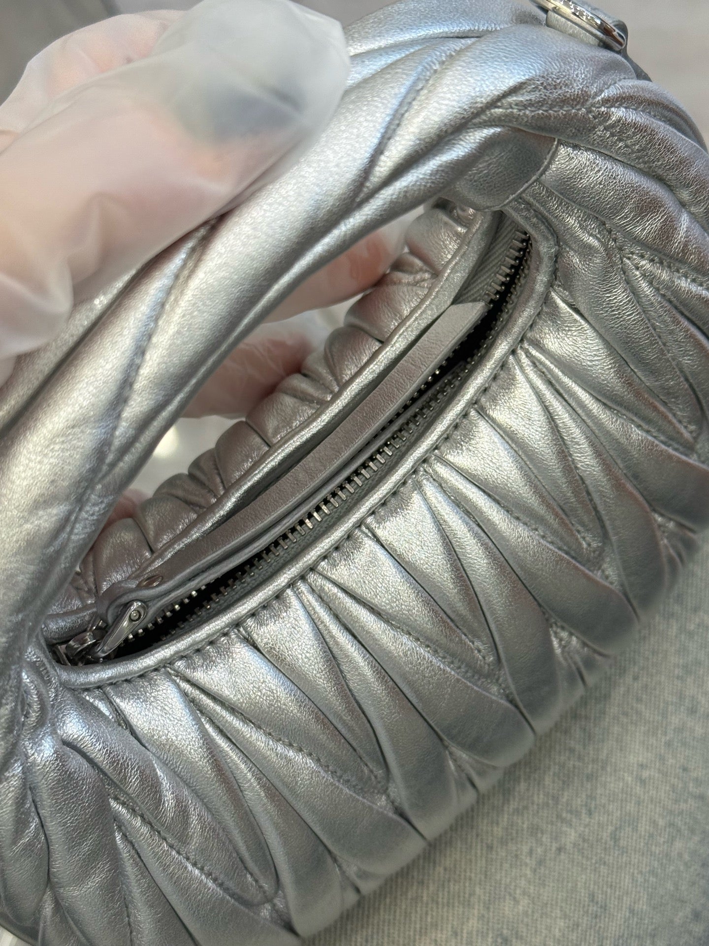 Miu Miu - Wonder Hobo Mini - Metallic leather - Silver - (Mini)