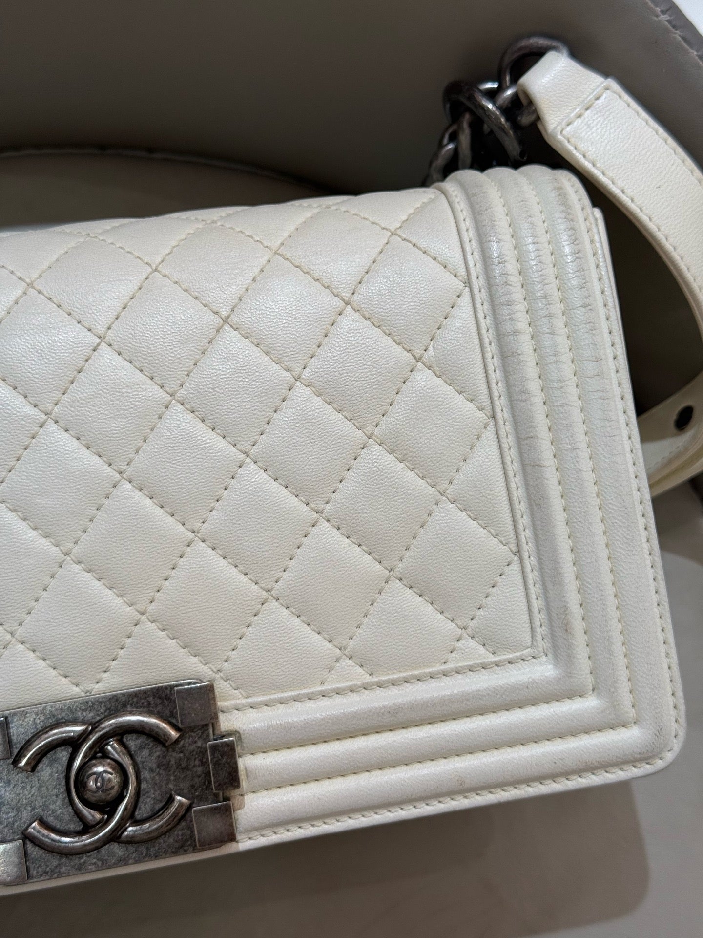 Chanel - Boy Bag - Calfskin leather - White - (medium)