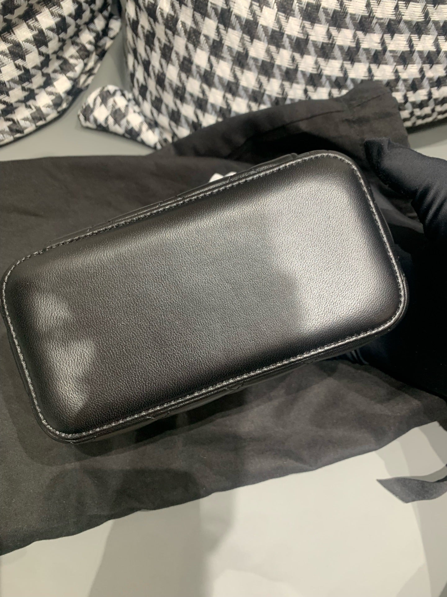 Chanel - Gold Ball Vanity Case - Lambskin leather - Black - (Mini)