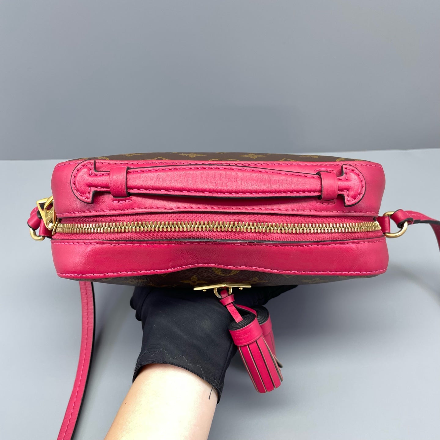 Louis Vuitton - Tassel Camera Bag - Monogram coated canvas with fuchsia leather trim - Multicolour (Brown and Pink) - (mini)