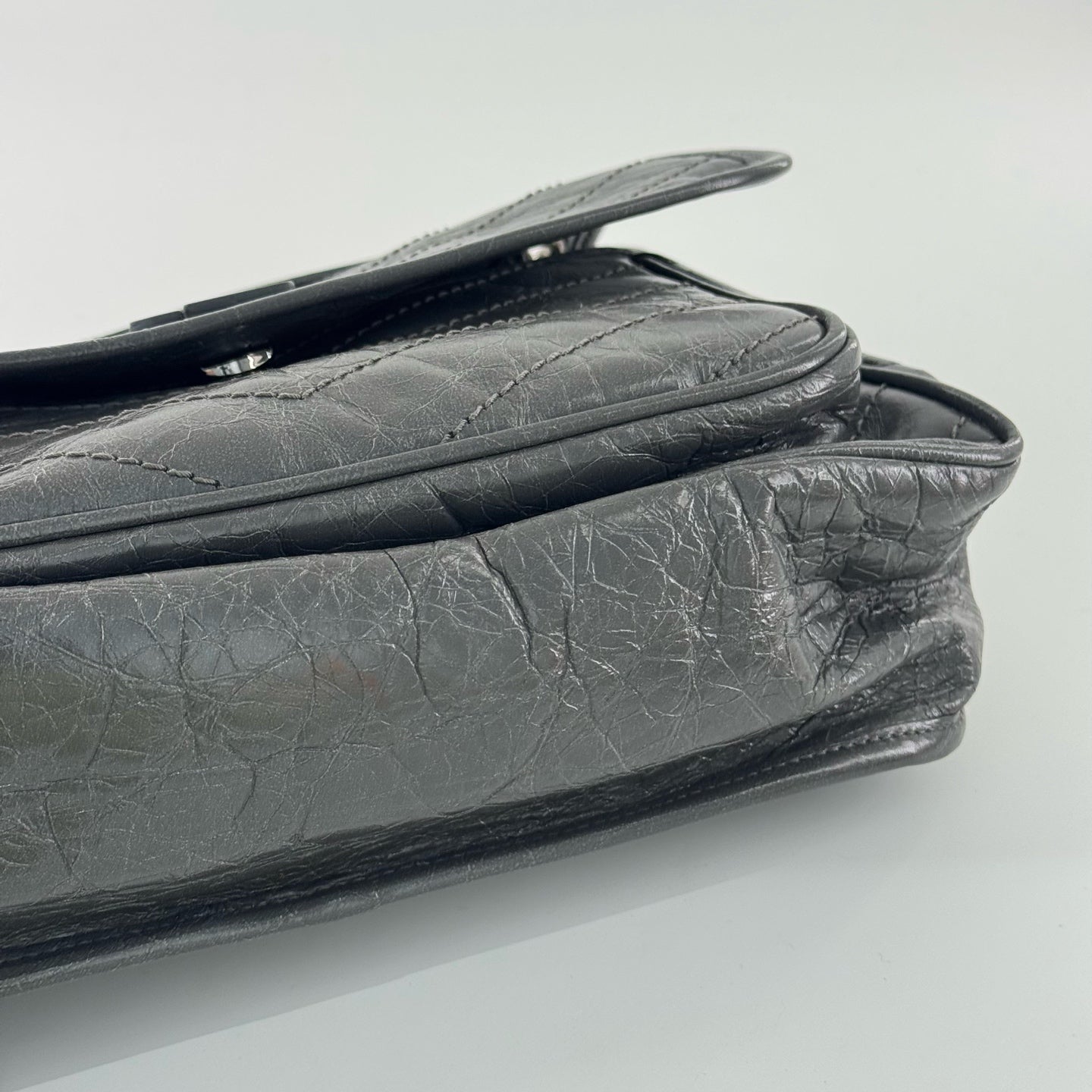 Saint Laurent - Niki Medium - Distressed crinkled calfskin leather - Grey - (Medium)