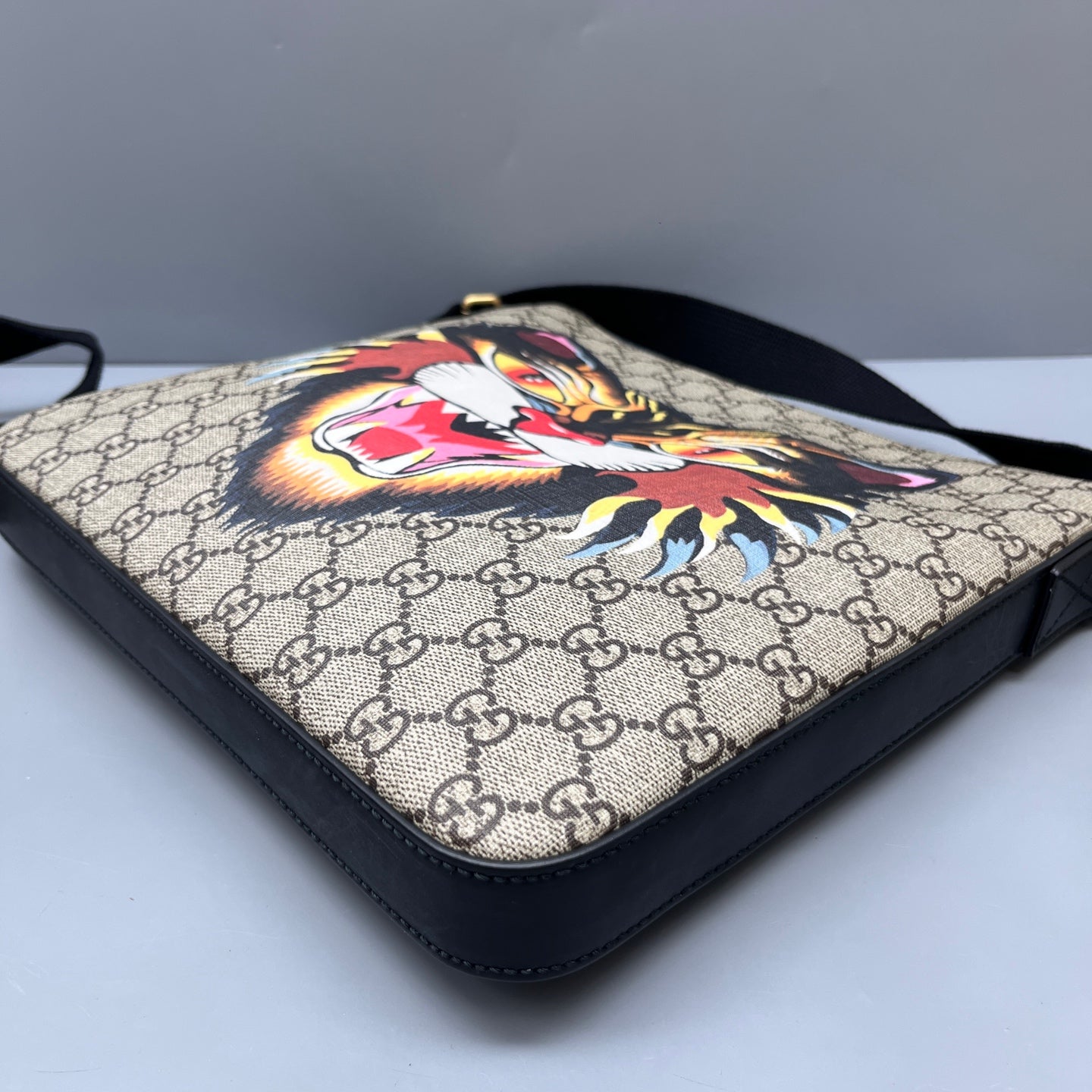 Gucci - GG Supreme Tiger Head Messenger Bag - Coated canvas with leather trim - Beige with multicolour tiger print and black trim - (medium)