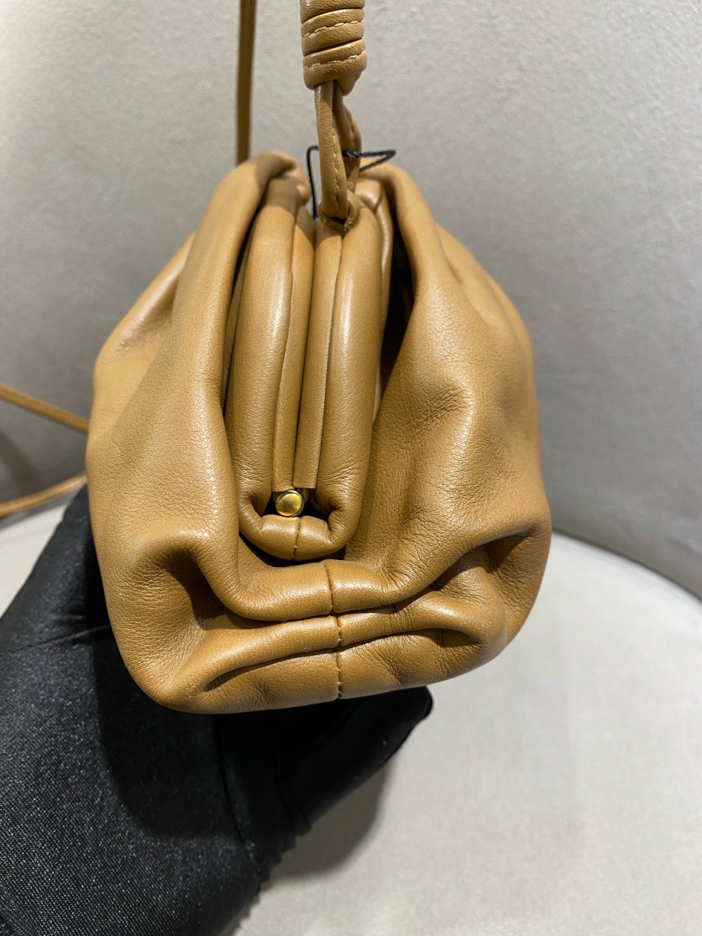Bottega Veneta - The Pouch Mini - Lambskin leather - Caramel - (mini)
