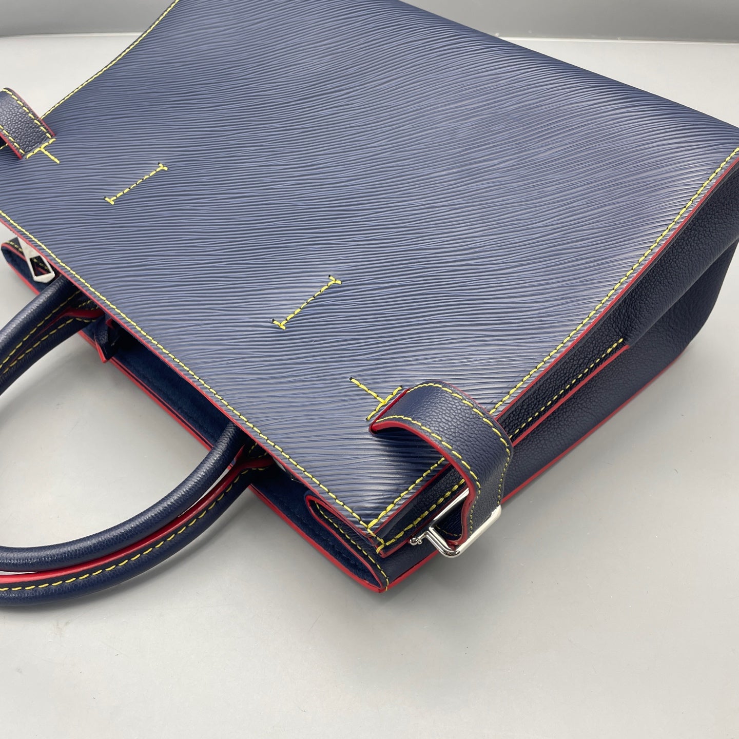 Louis Vuitton - Twist Tote - Epi leather - Blue - (medium)