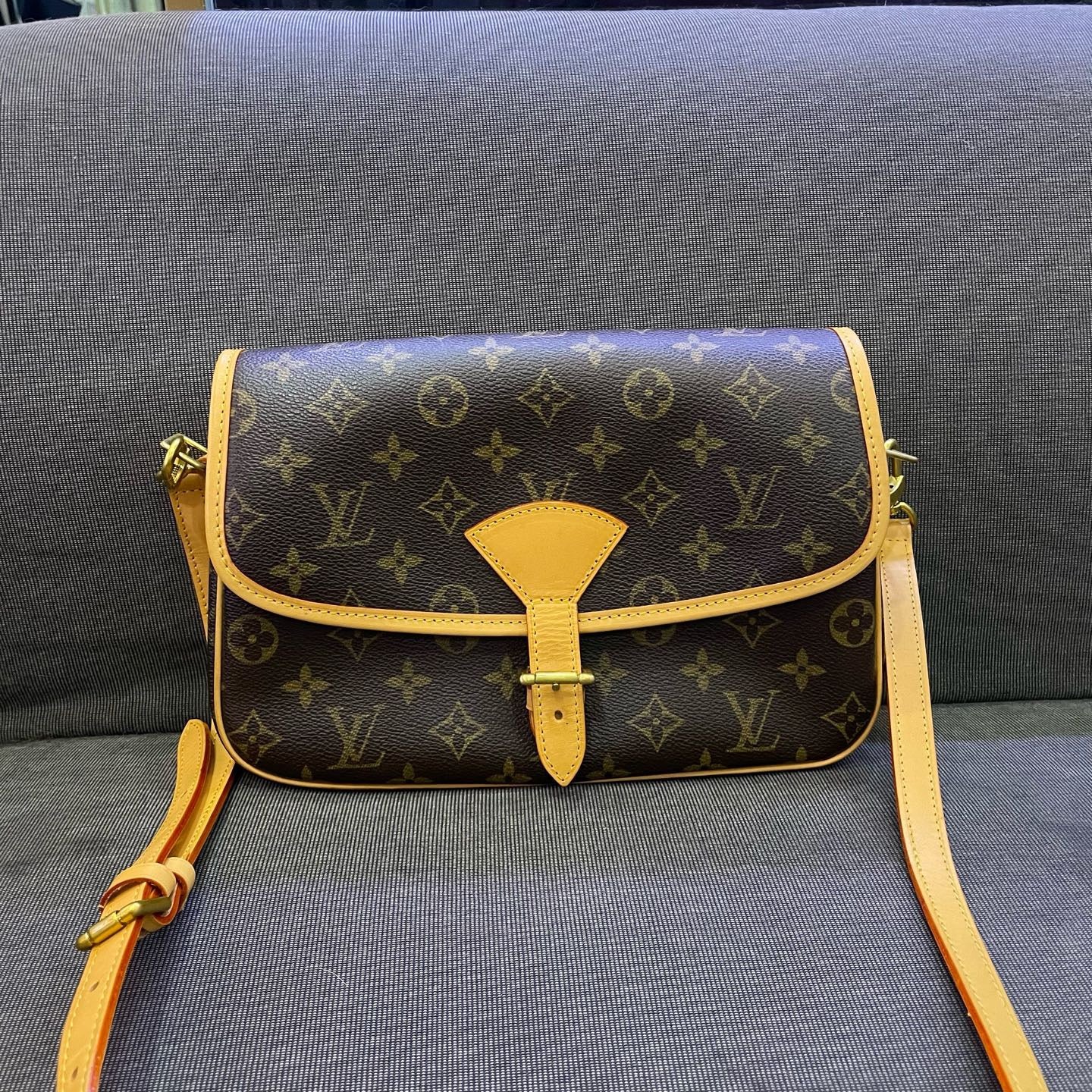 Louis Vuitton - Vintage Flap Shoulder Bag - Monogram coated canvas with vachetta leather trim - Brown - (medium)