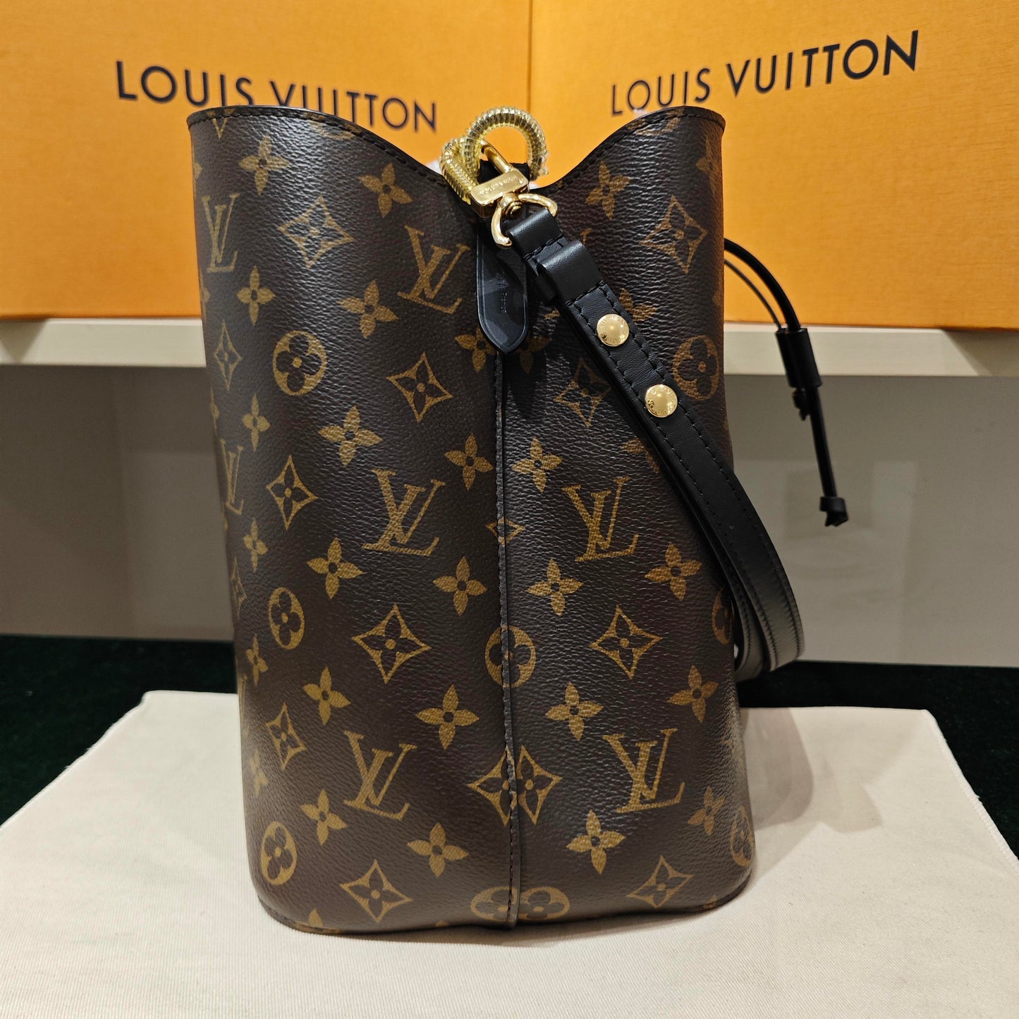 Louis Vuitton - NéoNoé MM - Monogram coated canvas with black cowhide leather trim - Brown and Black - (Medium)