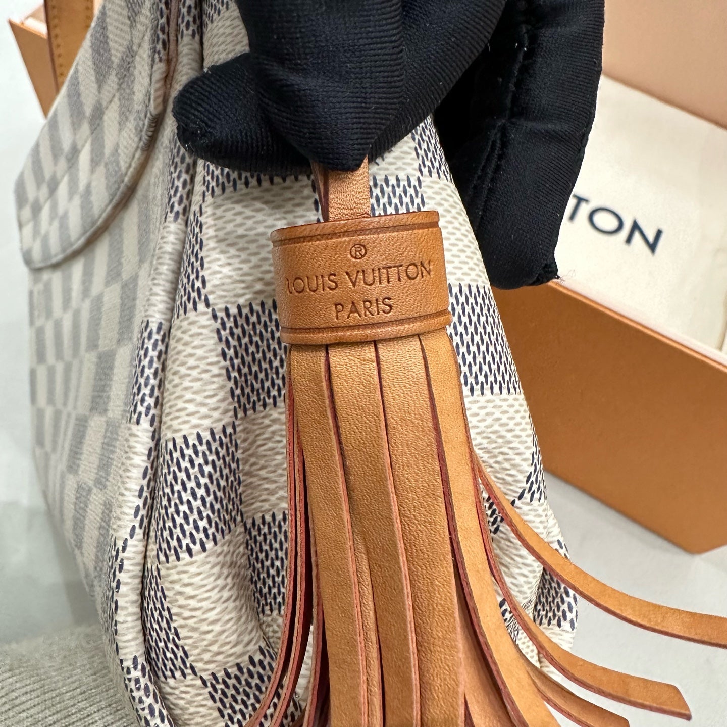 Louis Vuitton - Pochette Métis Style Tassel Bag - Damier Azur coated canvas with natural cowhide leather (Vachetta) trim - White - (small)