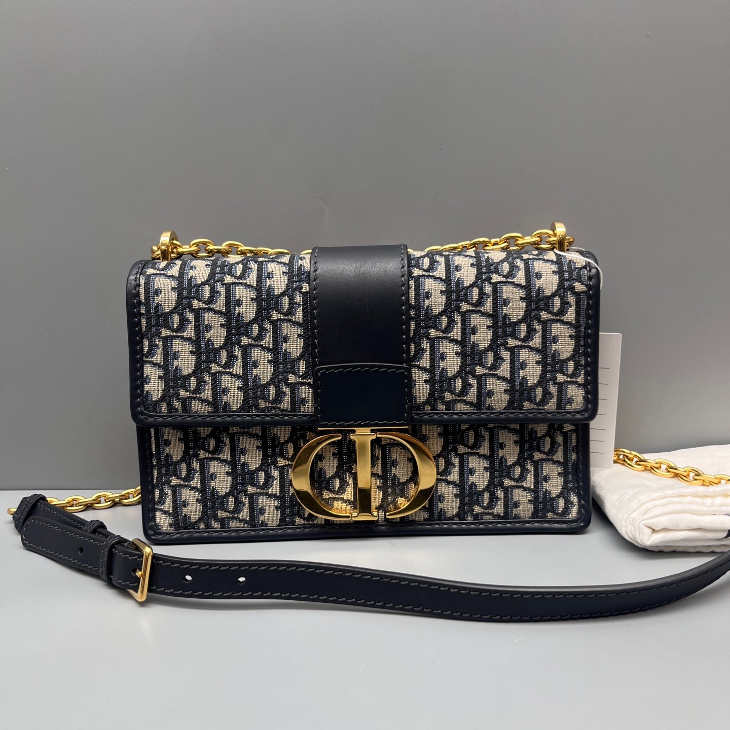 Dior - Montaigne Chain Bag - Dior Oblique jacquard canvas with calfskin leather trim - Multicolour (Beige, Dark Blue) with gold-tone hardware - (Medium)