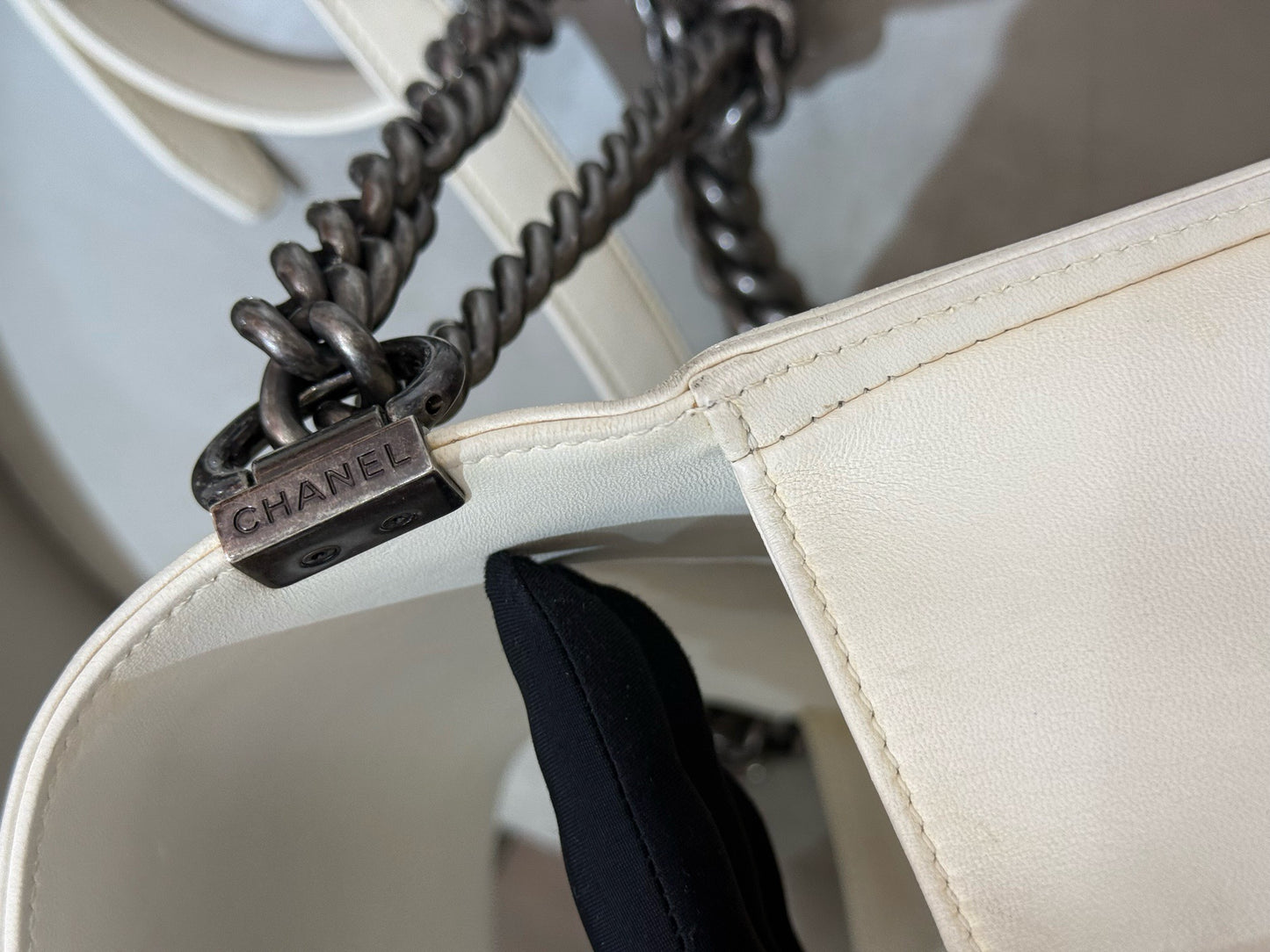 Chanel - Boy Bag - Calfskin leather - White - (medium)