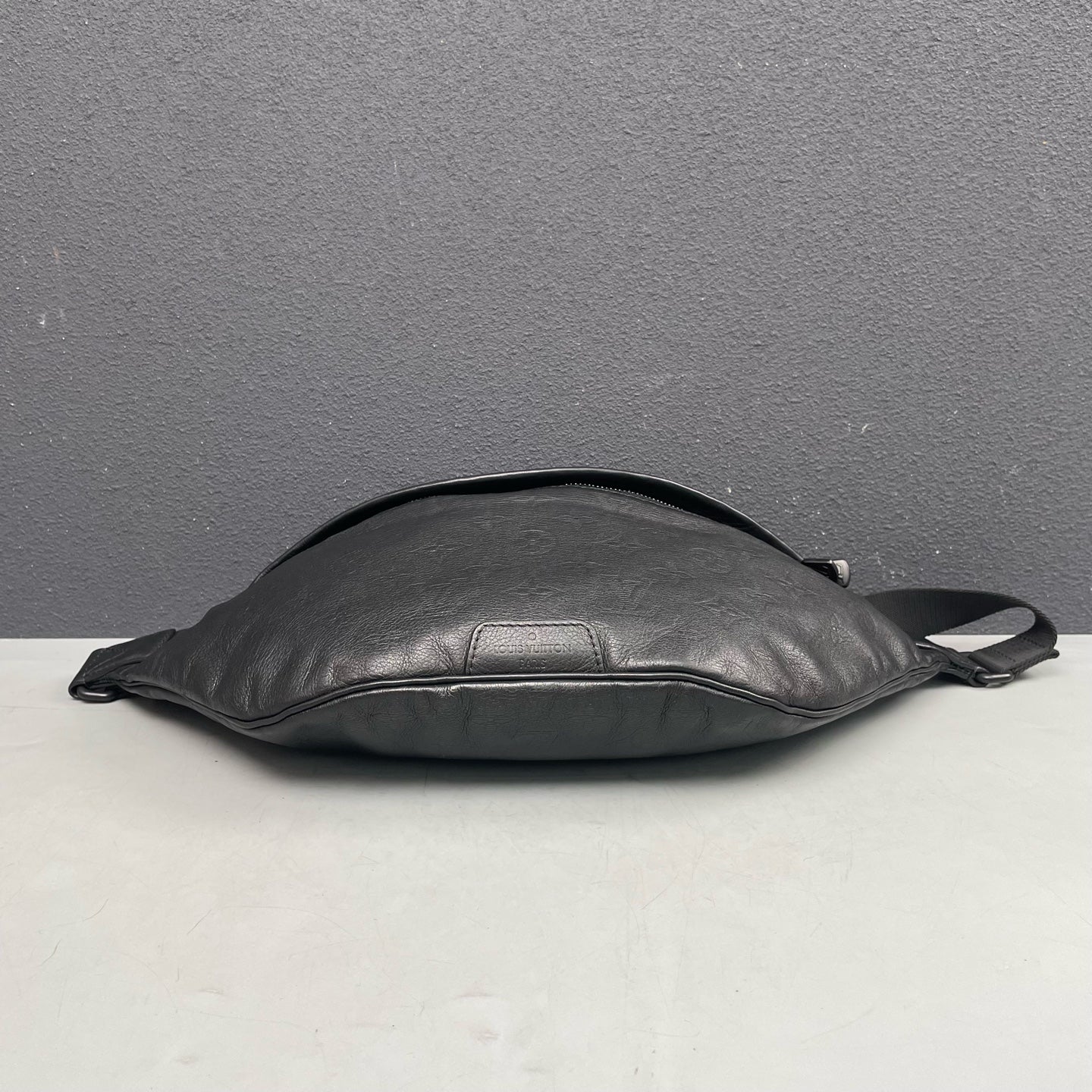 Louis Vuitton - Discovery Bumbag - Leather - Black - (medium)
