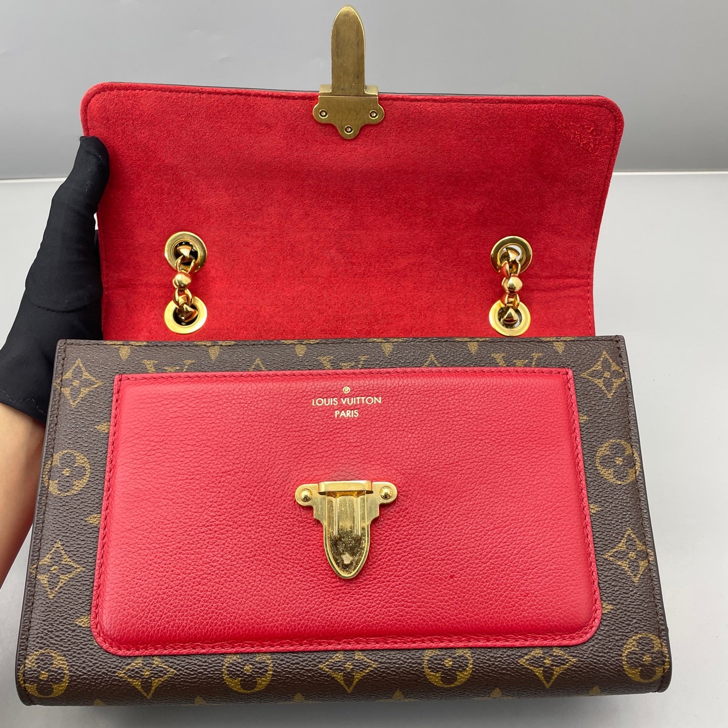 Louis Vuitton - Victoria Chain Bag - Monogram canvas with grained leather accents - Brown and Red with Gold-Tone Hardware - (Medium)