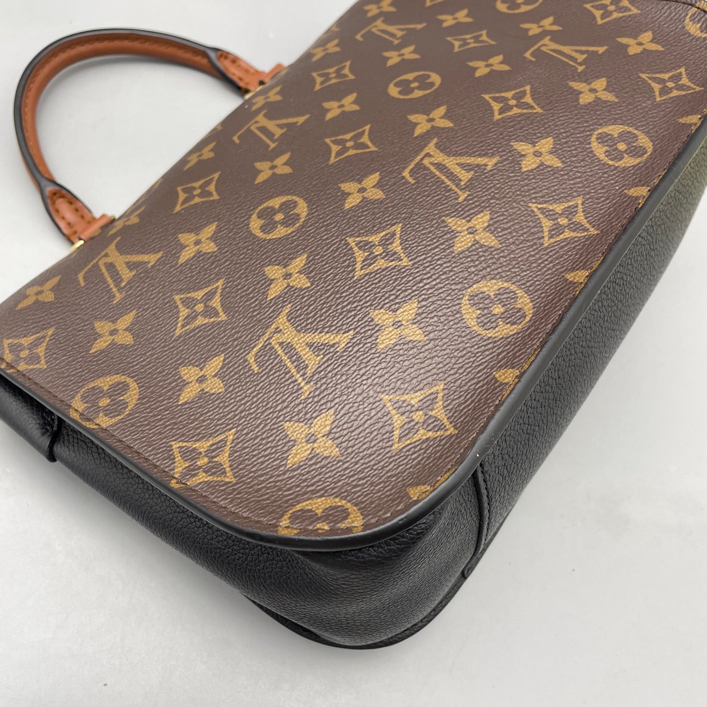 Louis Vuitton - Lock Messenger Bag - Monogram canvas and grained leather - Brown and Black - (medium)