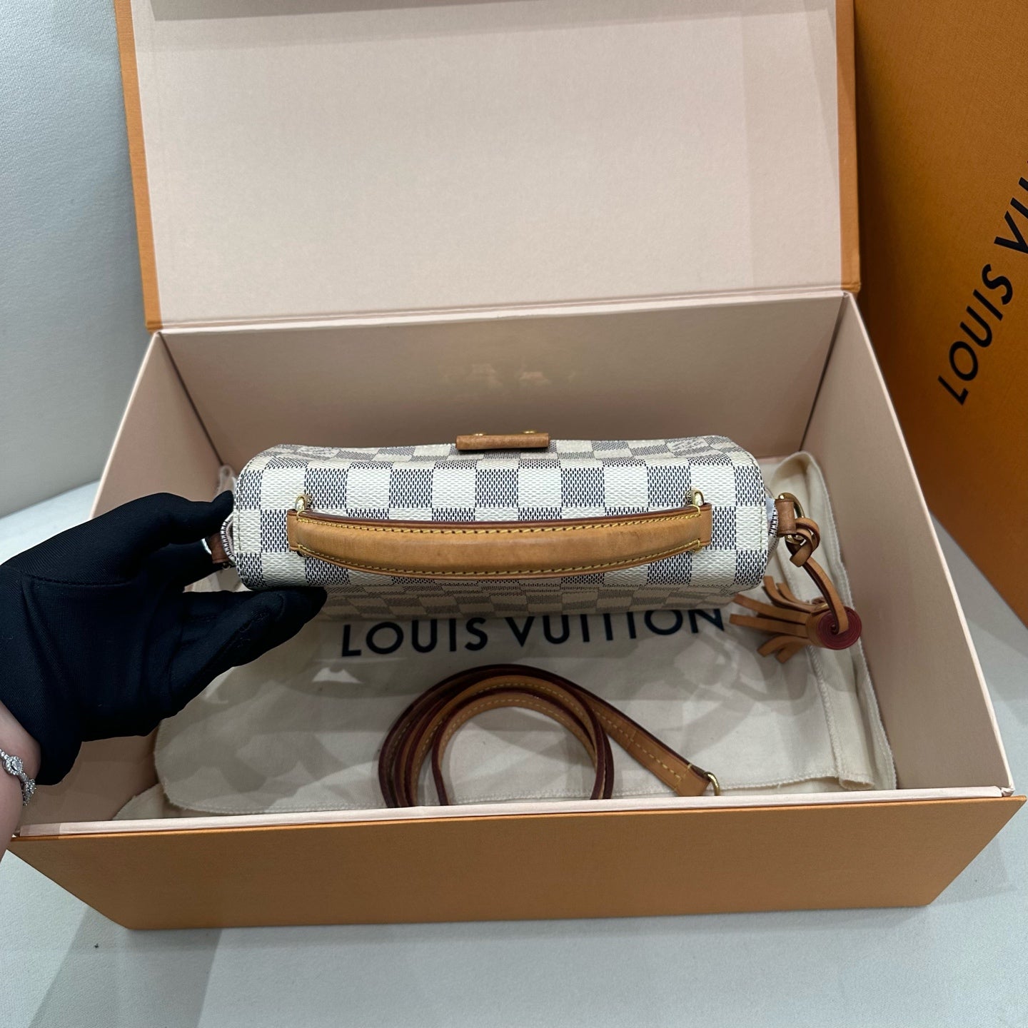 Louis Vuitton - Pochette Métis Style Tassel Bag - Damier Azur coated canvas with natural cowhide leather (Vachetta) trim - White - (small)