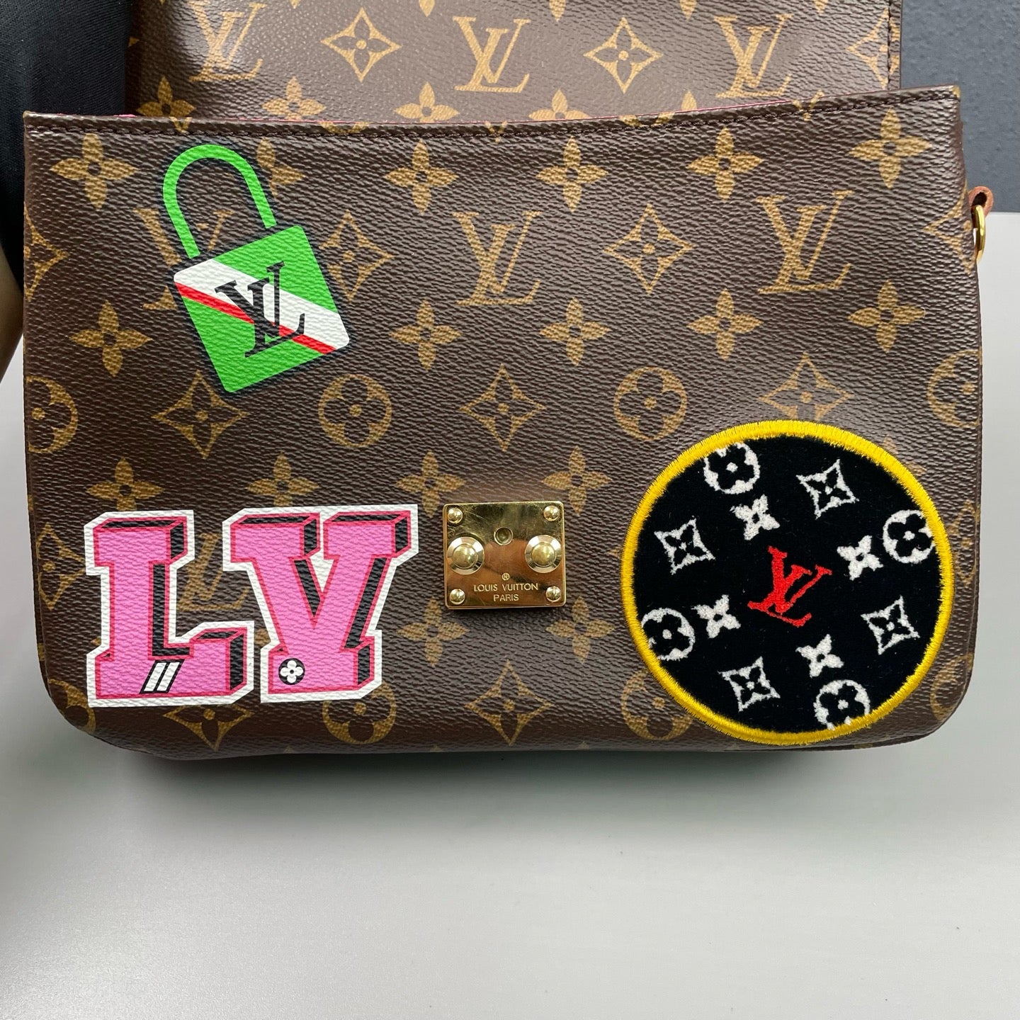 Louis Vuitton - Pochette Metis Monogram Canvas with Patches - Monogram coated canvas with natural cowhide leather trim - Brown - (Medium)